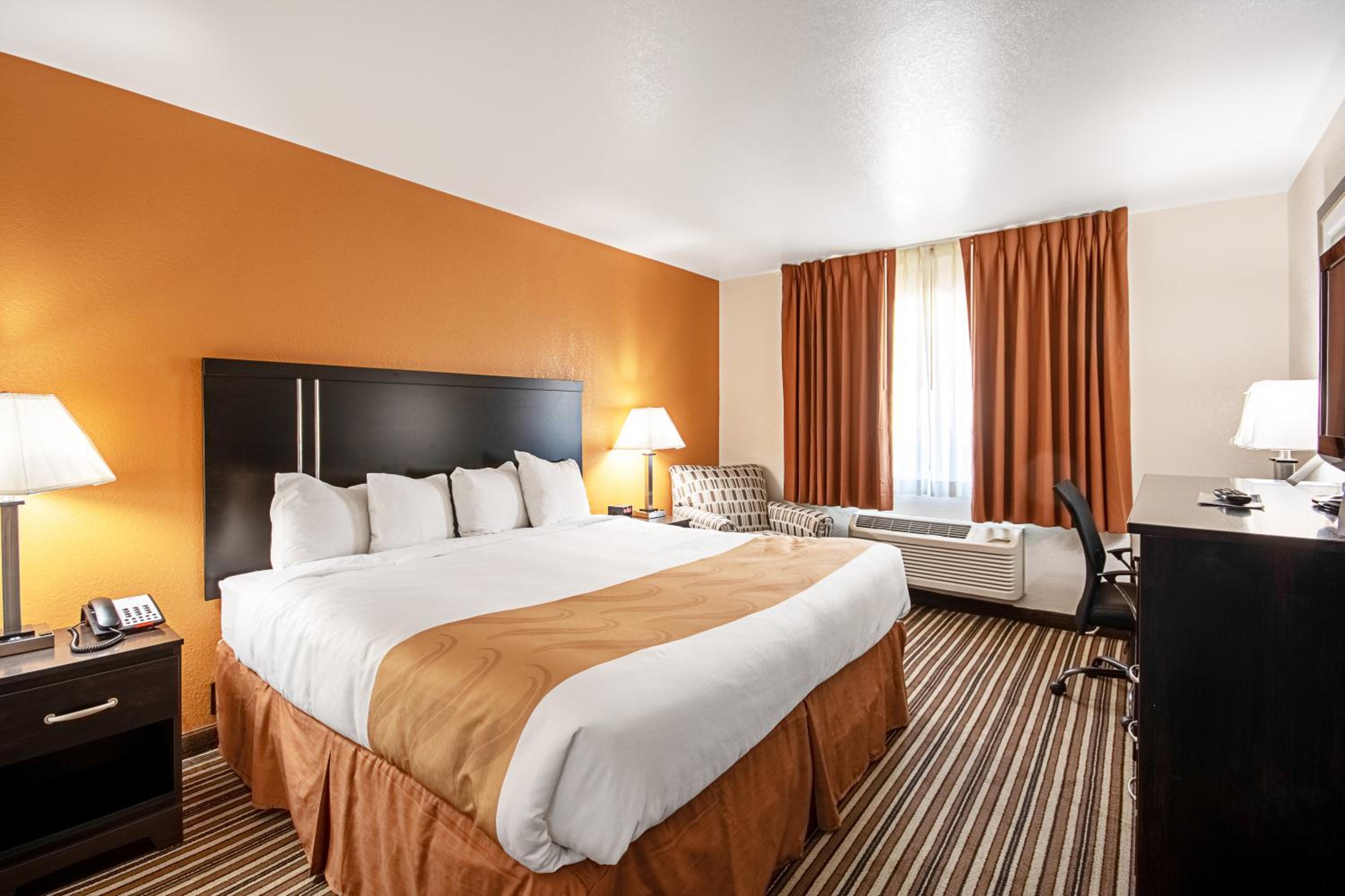 King Room - Non-Smoking - Photo 2