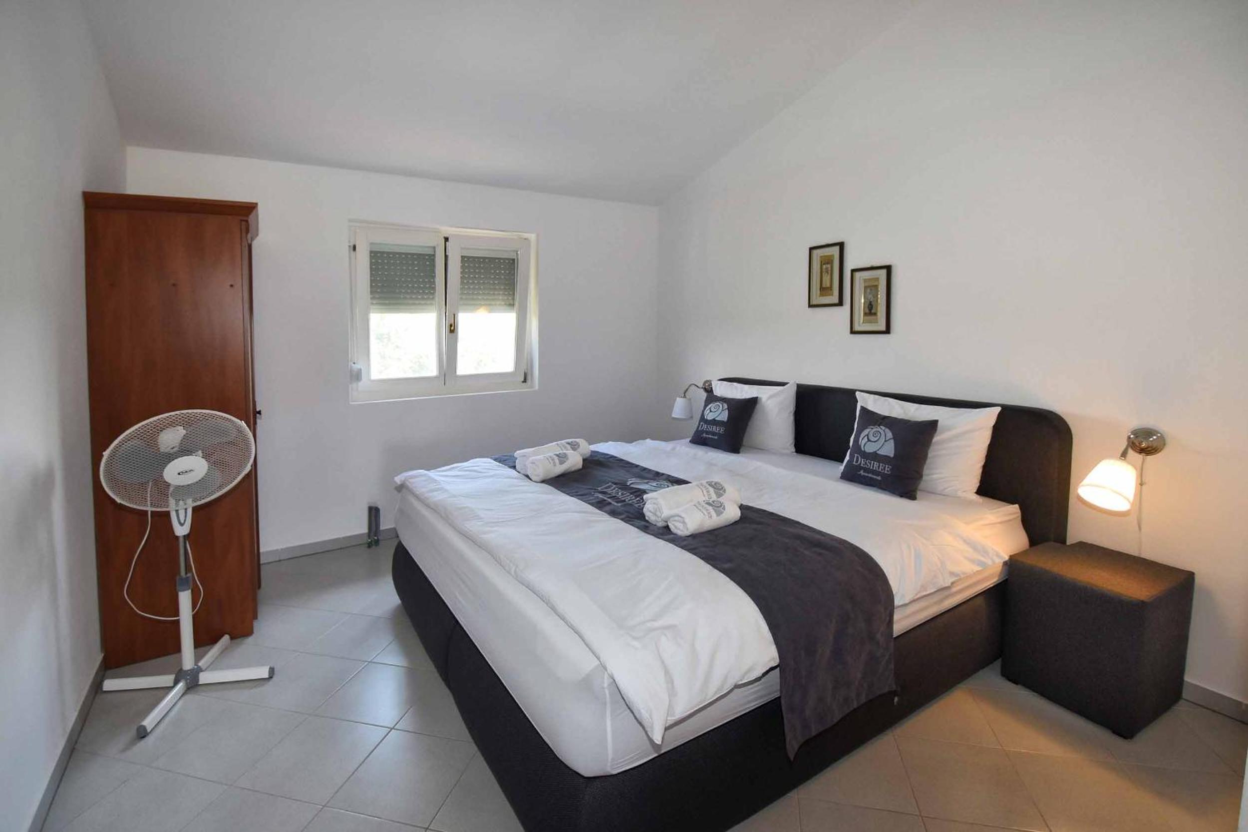 Apartment with Balcony and Sea View - Photo 5