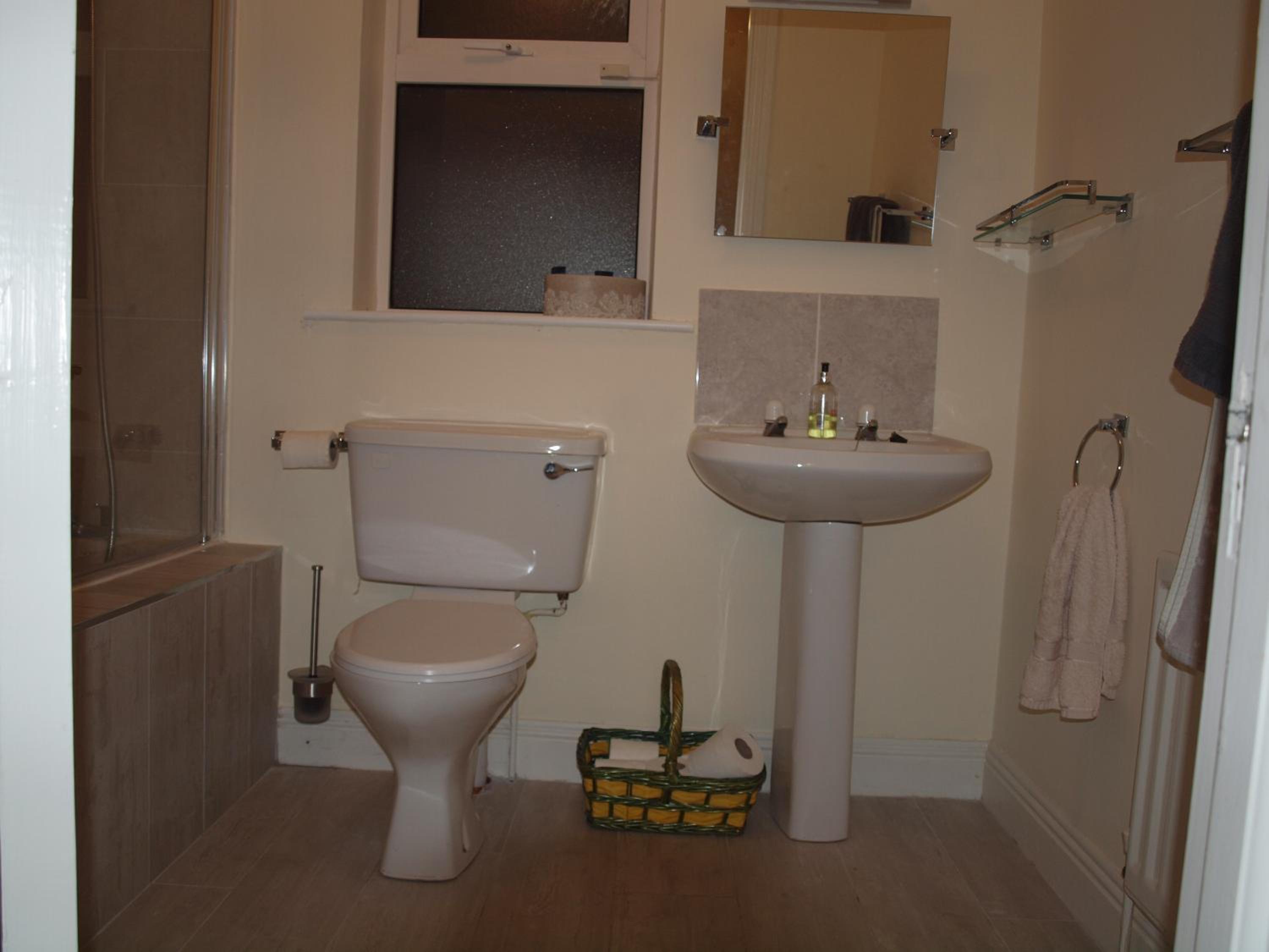 Double Room with Private adjacent Bathroom - Photo 2