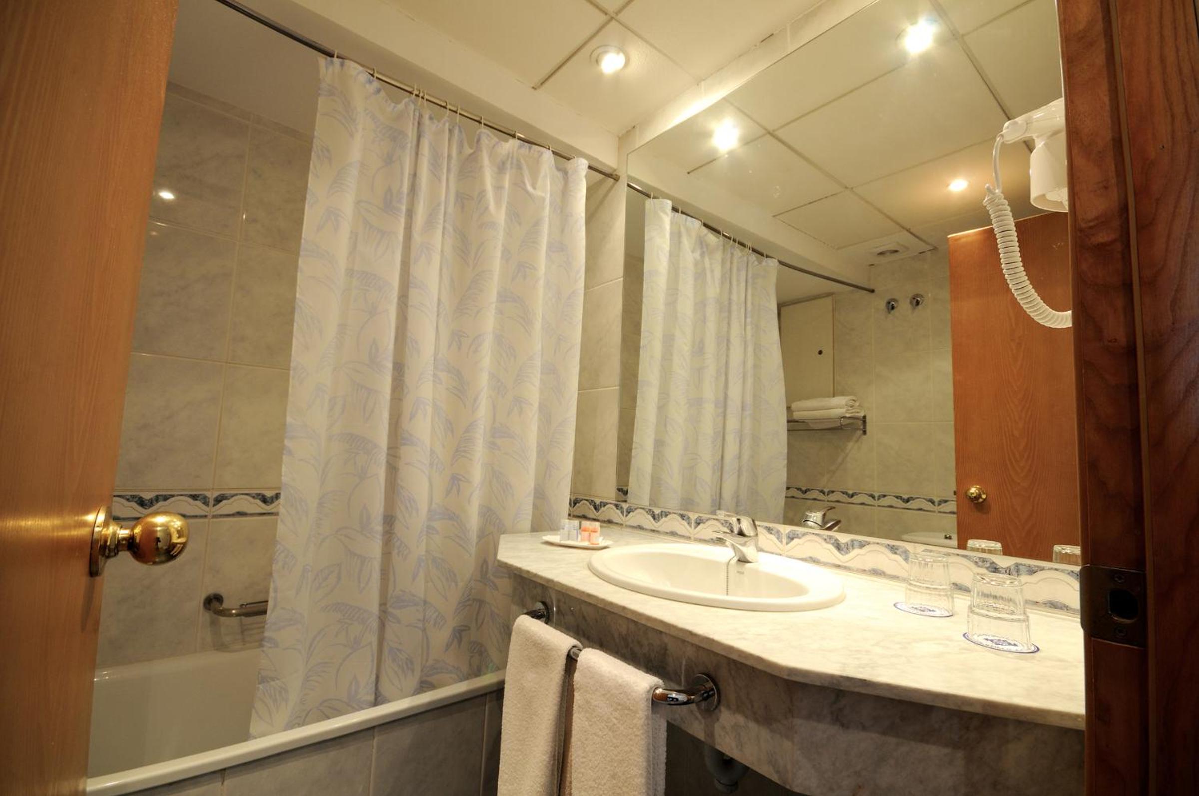 Double or Twin Room with Sea View photo 3
