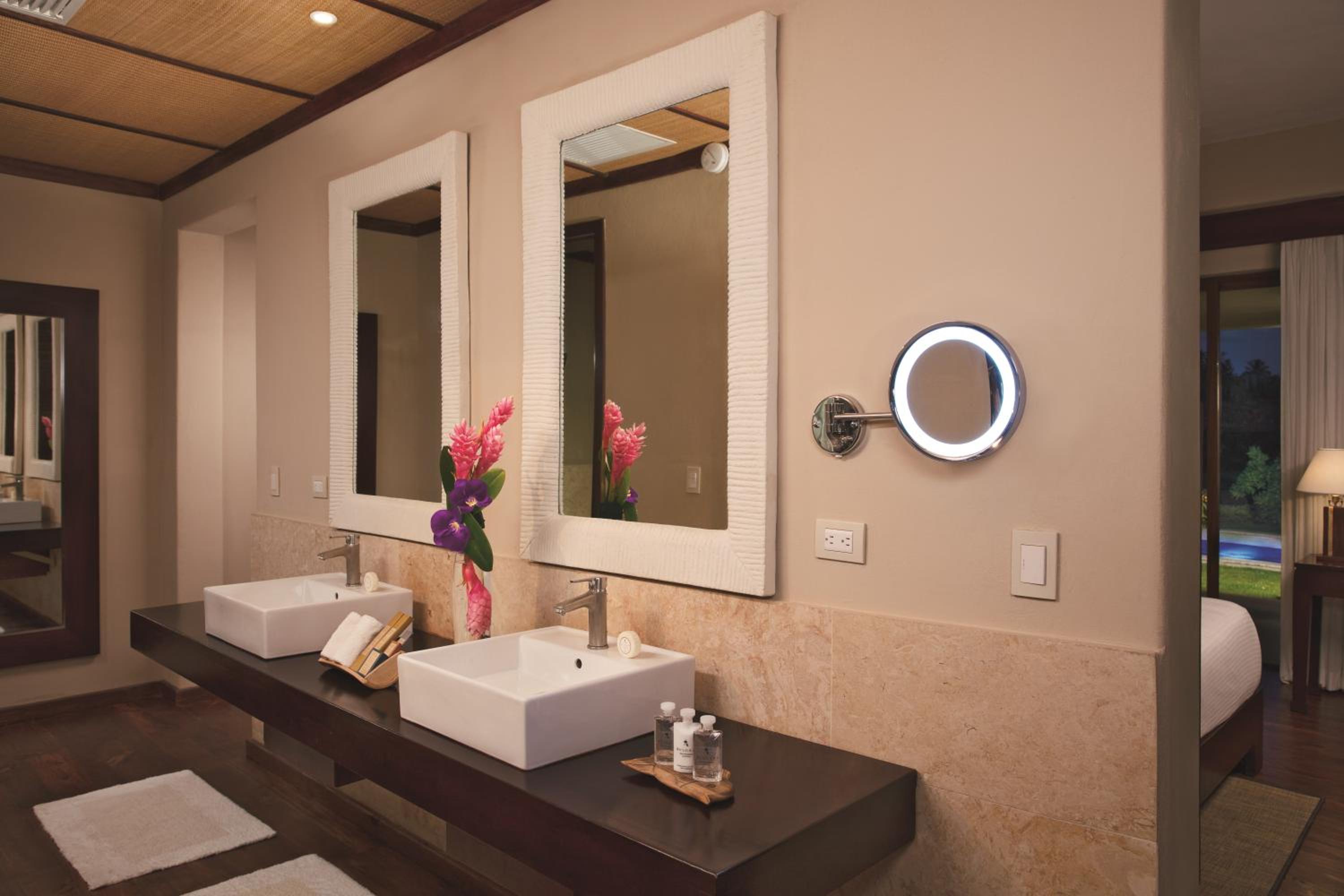 Romantic Junior Suite Pool View King photo 3