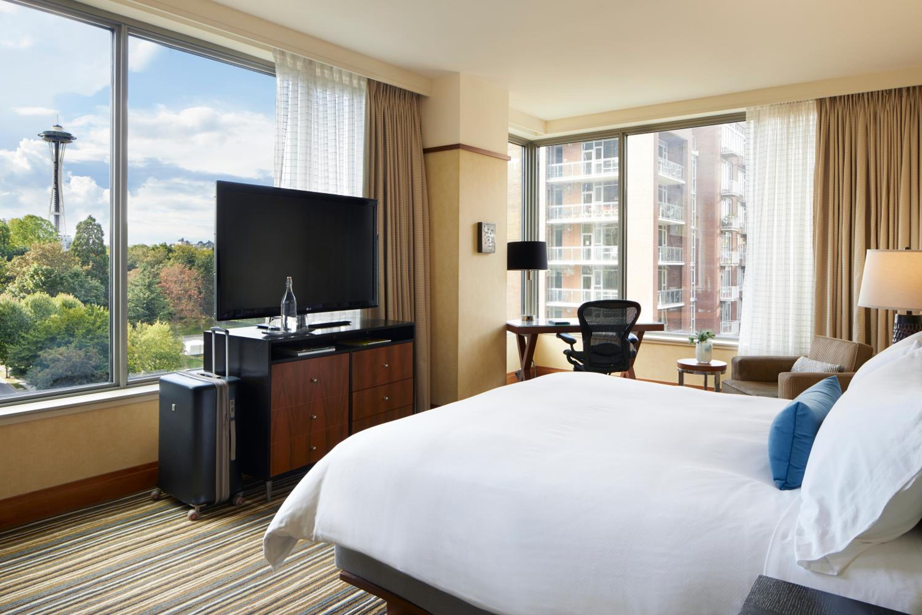 King Corner Suite With Space Needle View