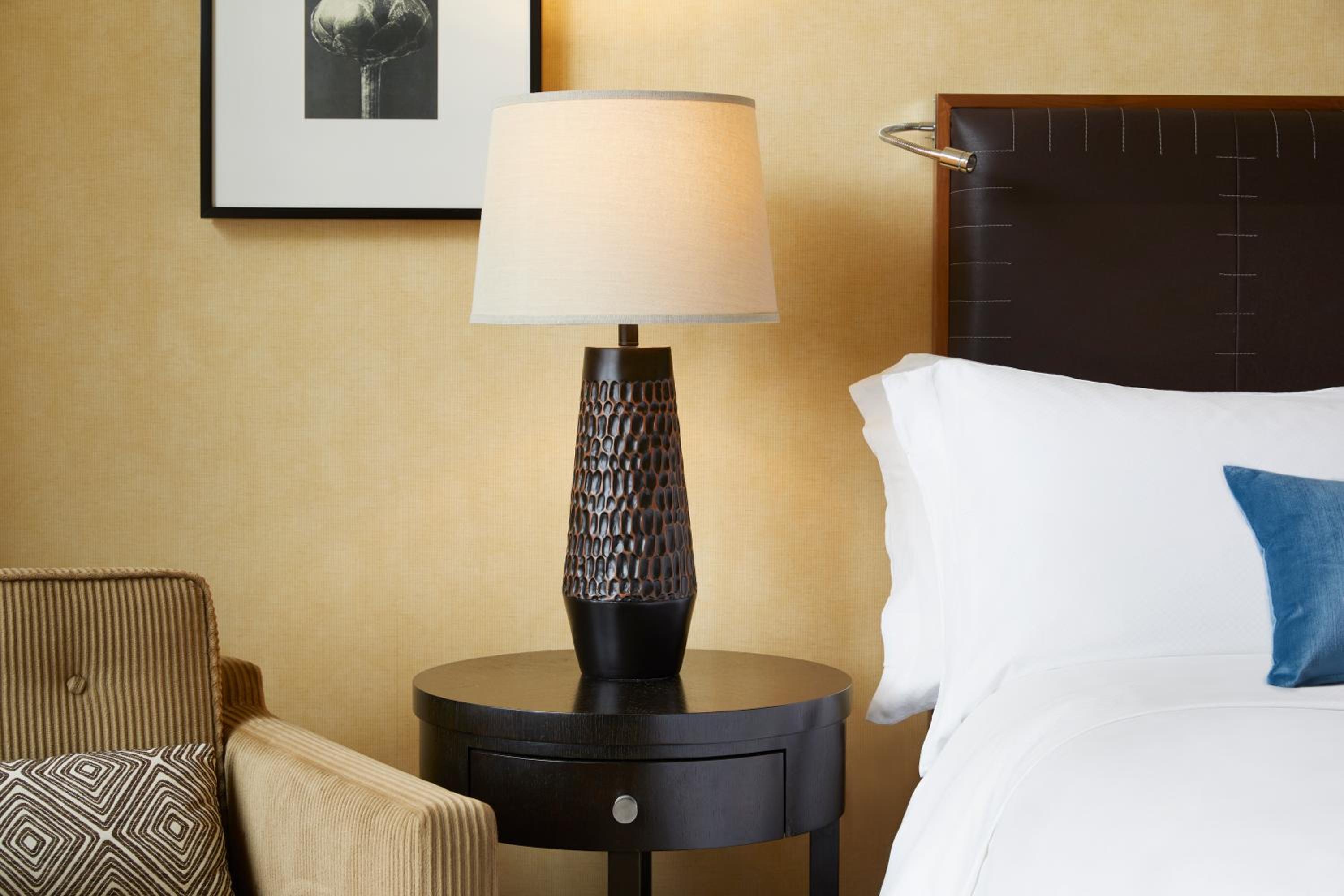 Deluxe Double Room With City View thumbnail 6