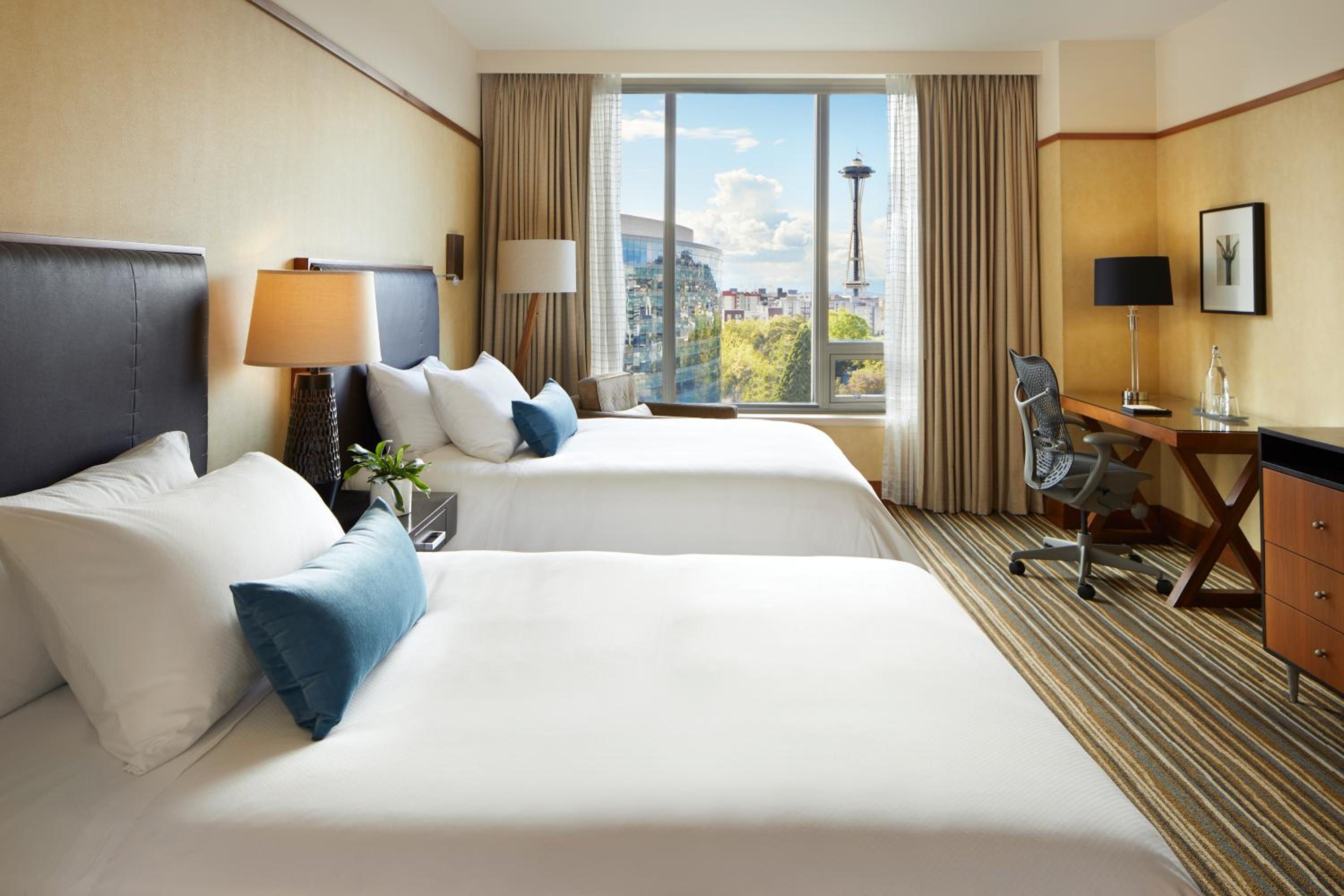 Deluxe Double Room With Space Needle View