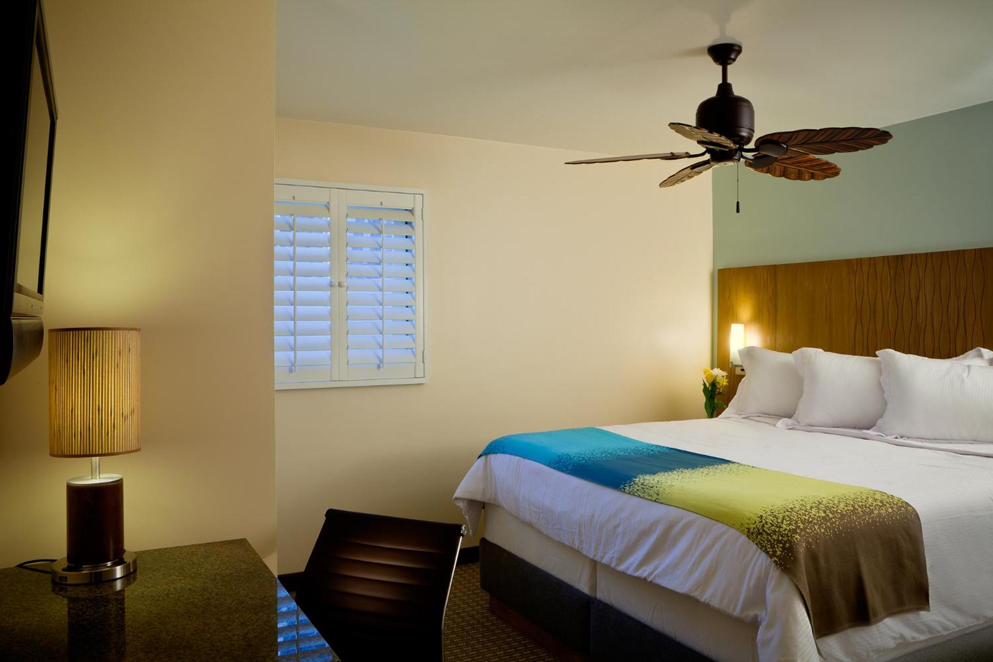 Queen Suite with Sofa Bed - Photo 2