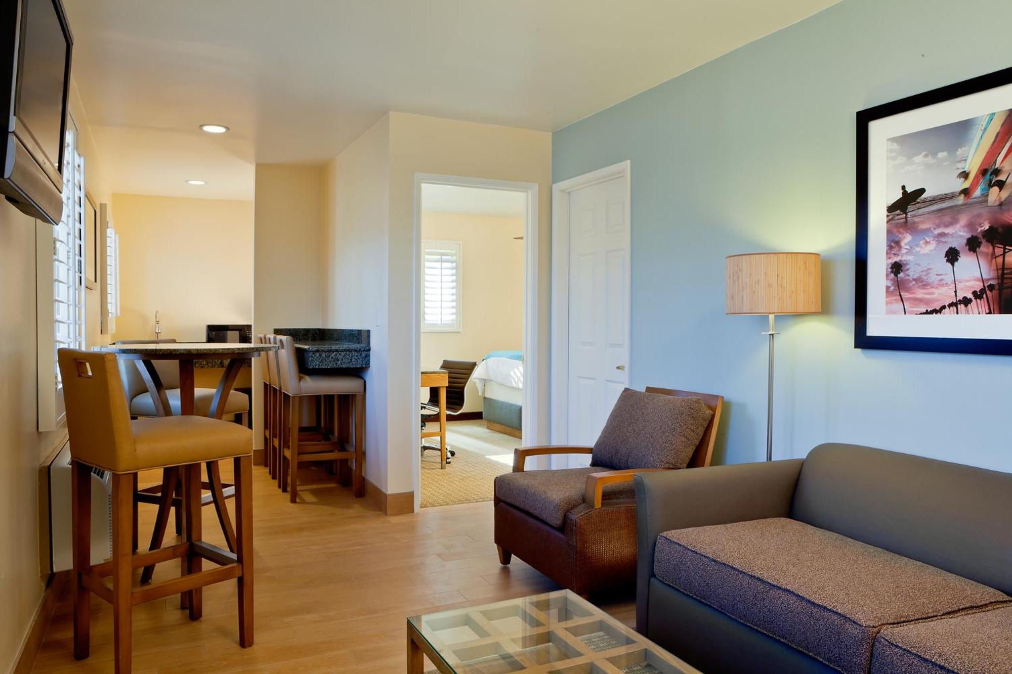 Queen Suite with Sofa Bed - Photo 3