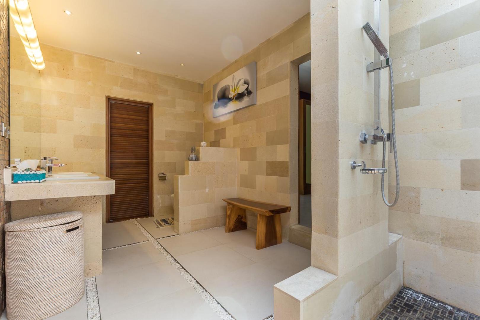 Double Room with Pool View - Photo 9