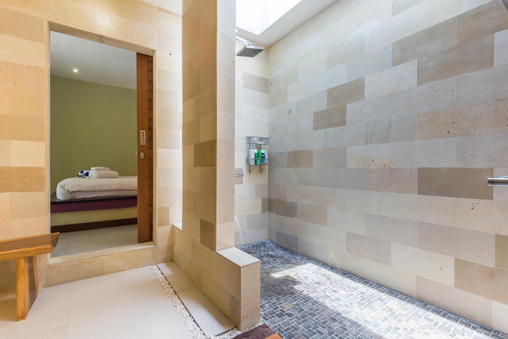 Double Room with Pool View - Photo 10