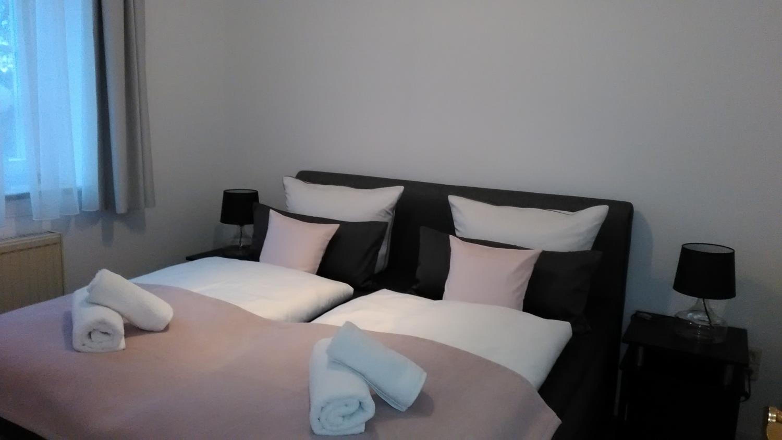 One-Bedroom Apartment - Photo 2