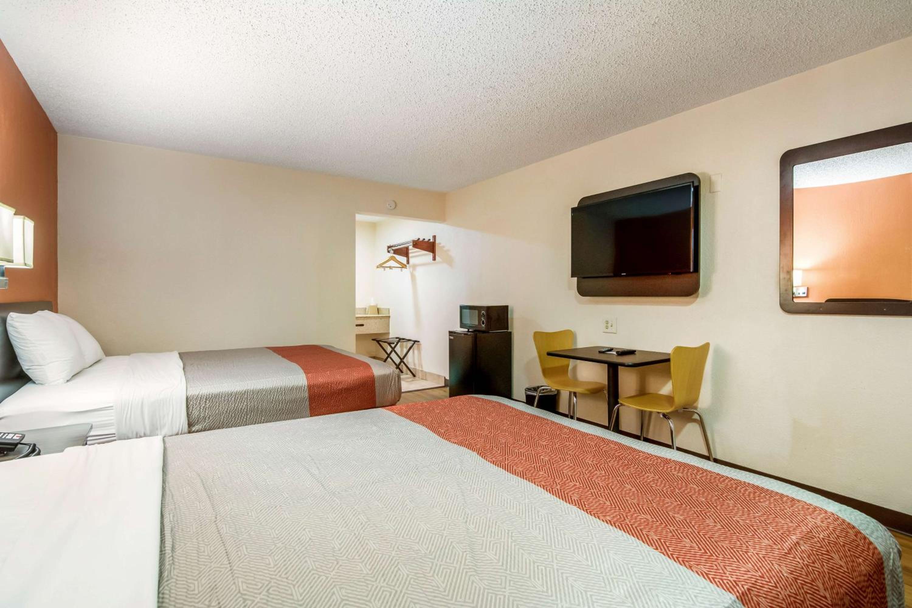 Queen Room with Two Queen Beds - Non-Smoking - Photo 1