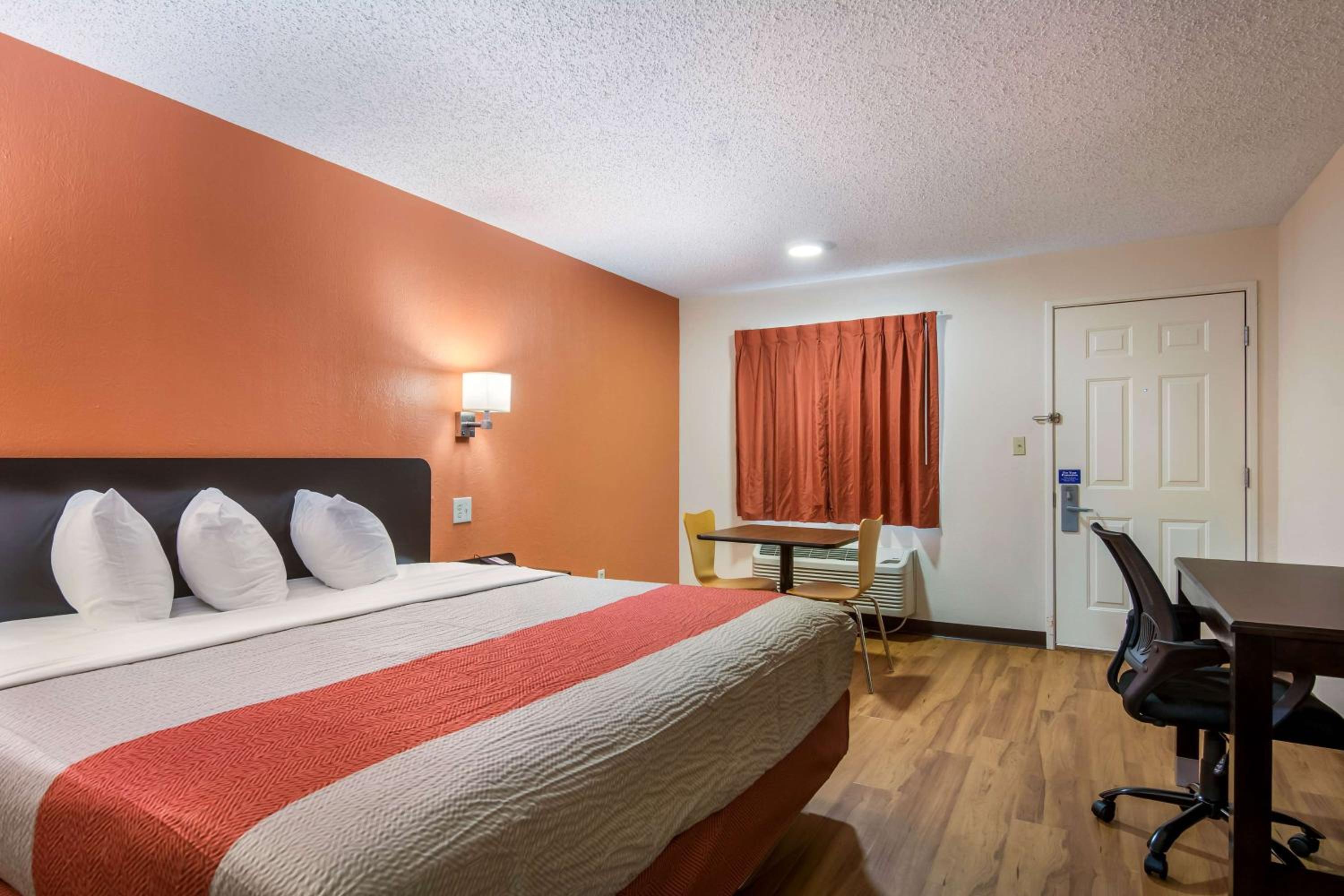 King Room - Non-Smoking - Photo 2