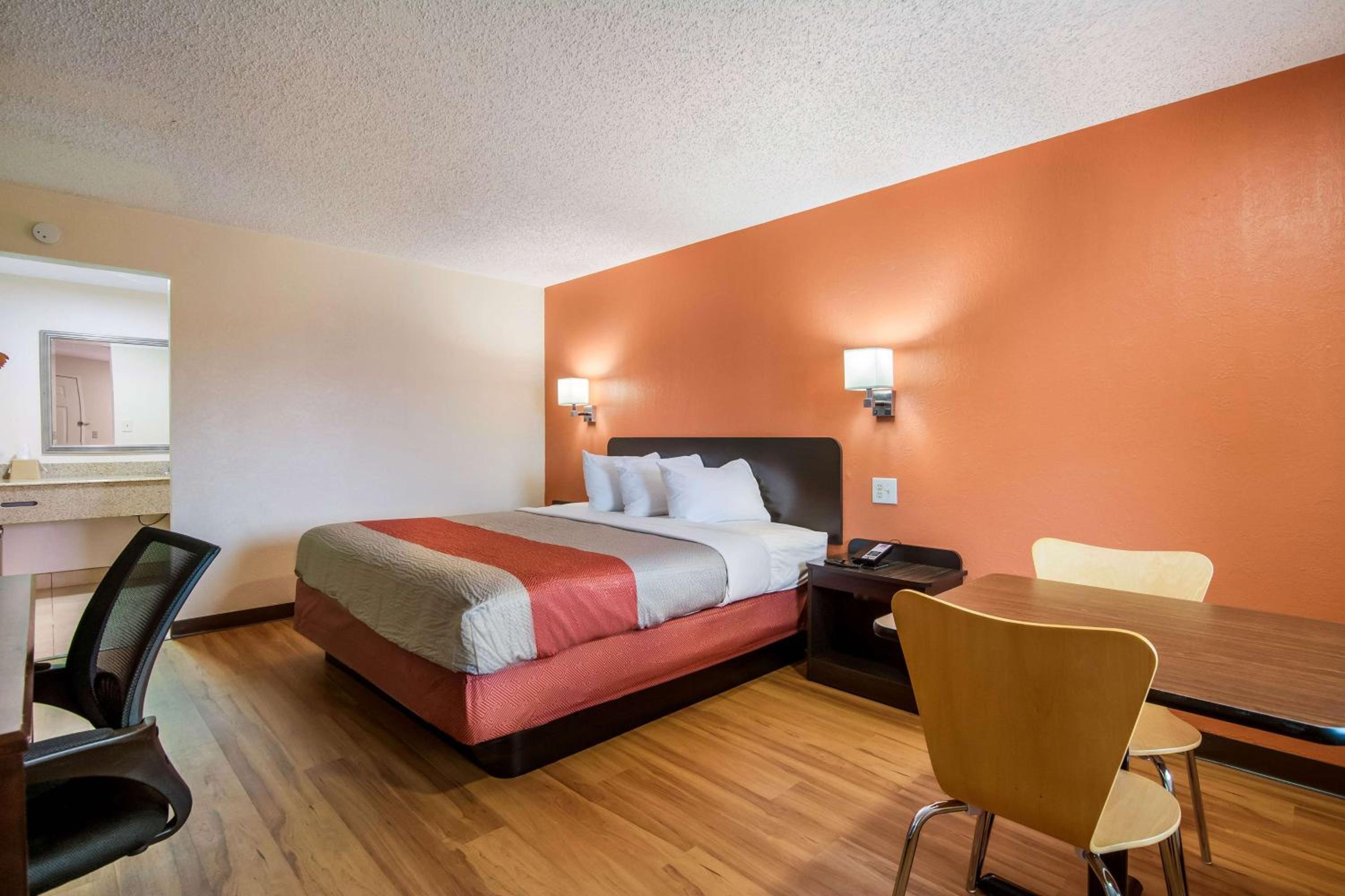 King Room - Non-Smoking - Photo 5