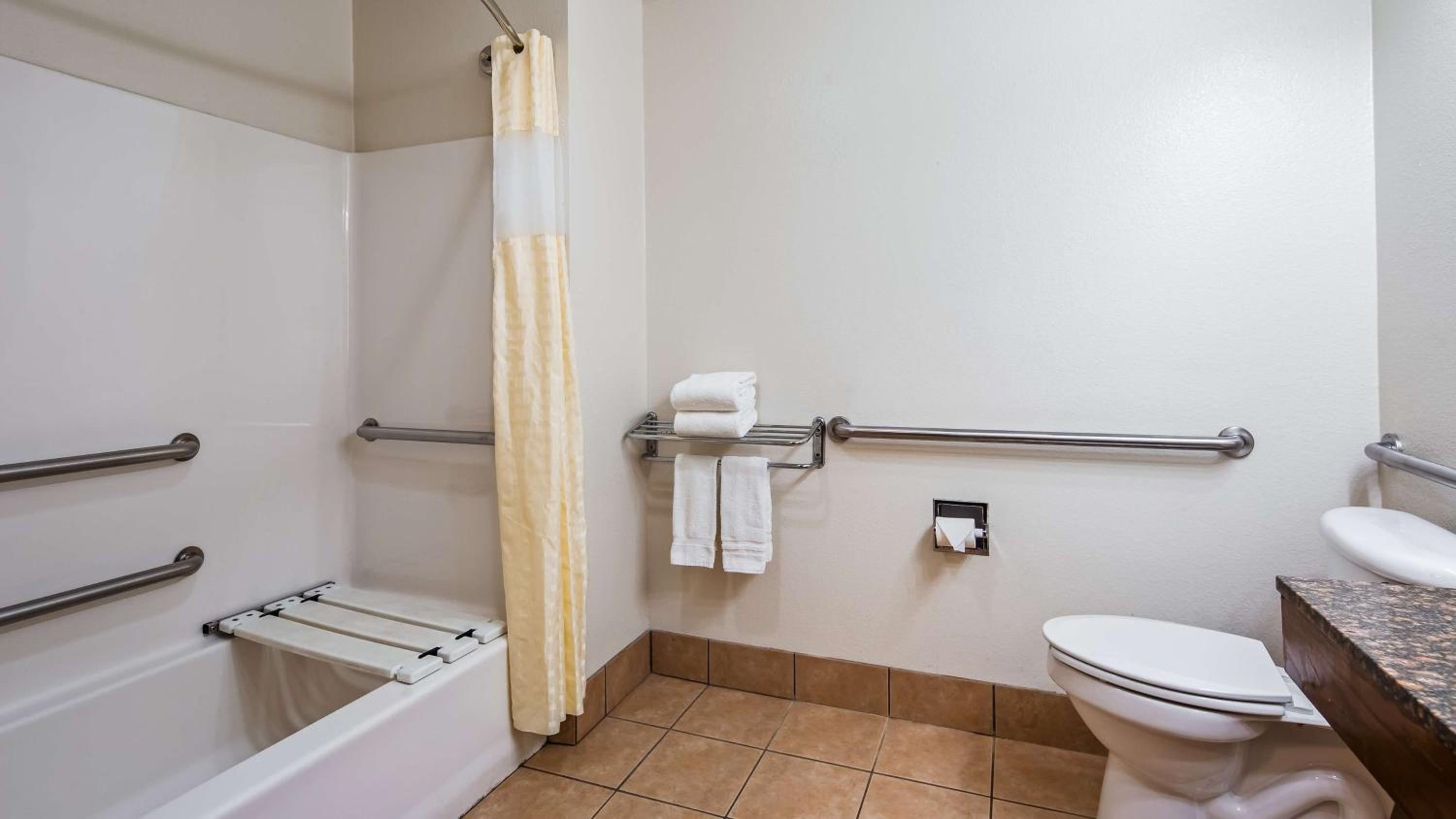 Queen Room with Three Queen Beds - Disability Accessible/Non-Smoking - Photo 2