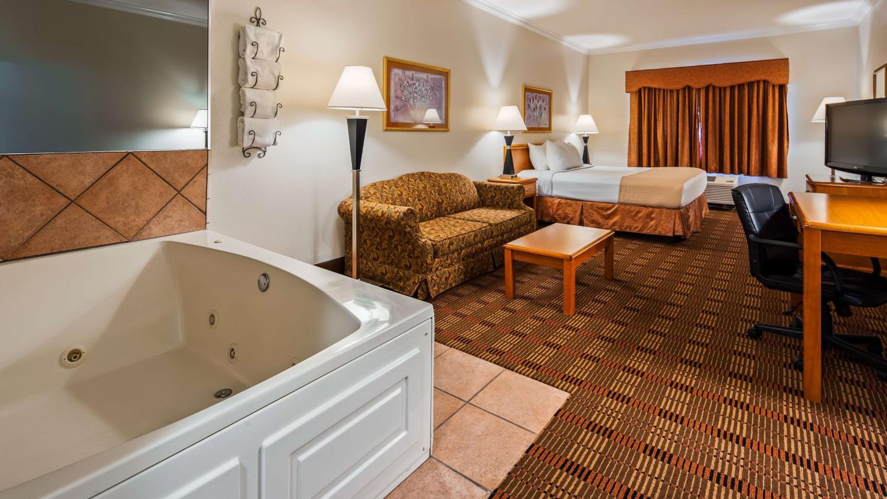 King Room with Spa Bath - Disability Access/Non-Smoking - Photo 1