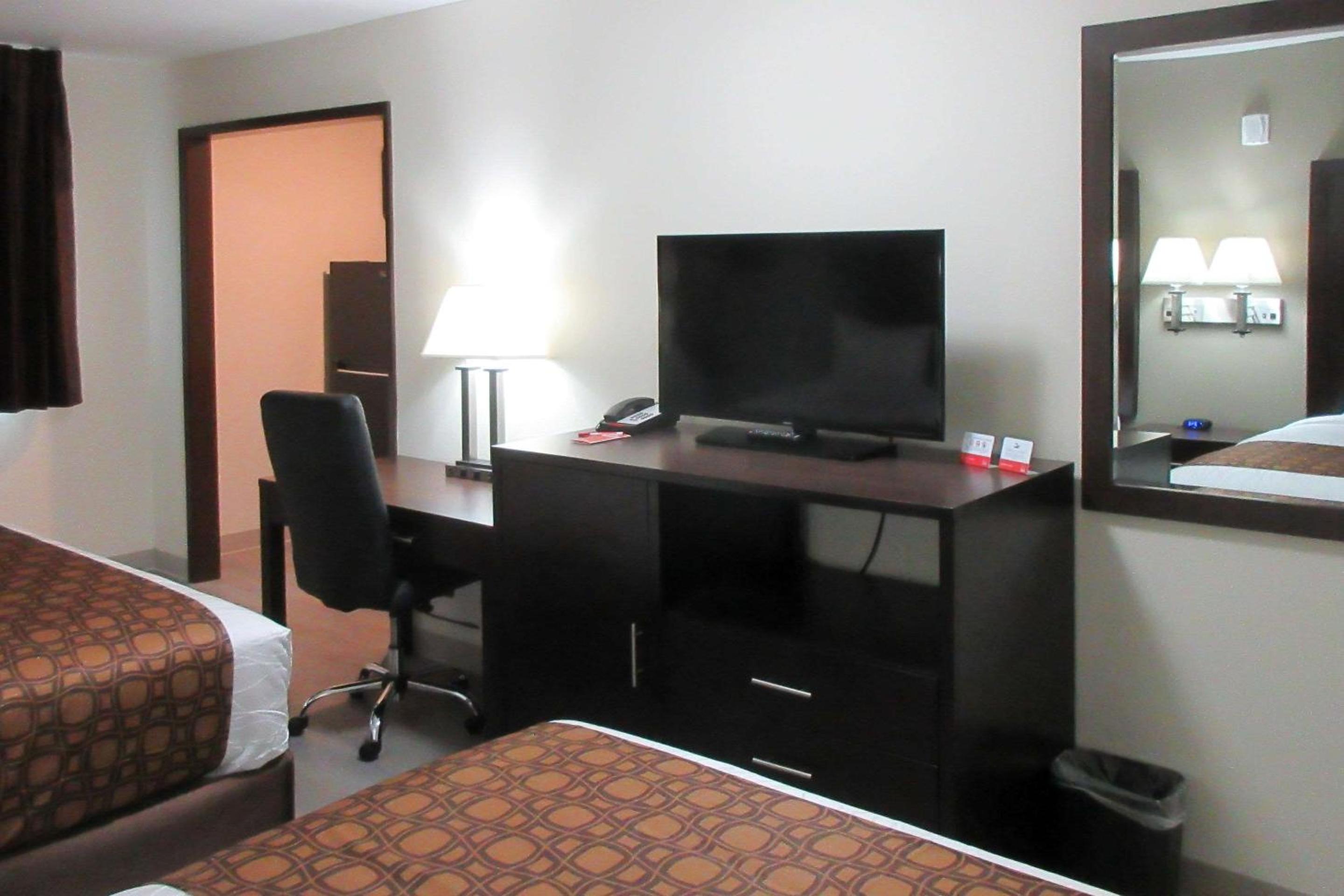 Queen Room with Two Queen Beds - Non-Smoking photo 3
