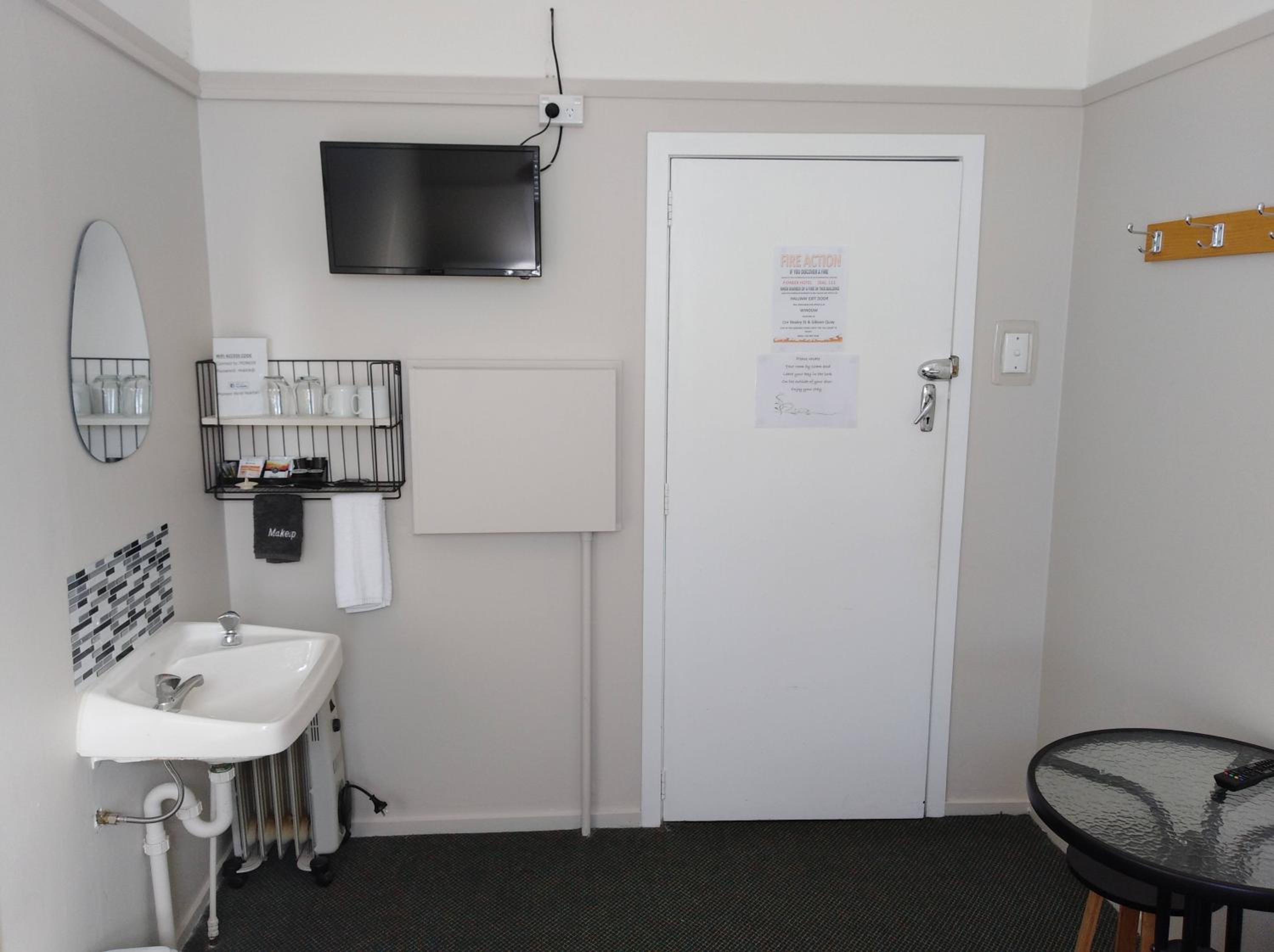 Standard Twin Room with Shared Bathroom photo 2
