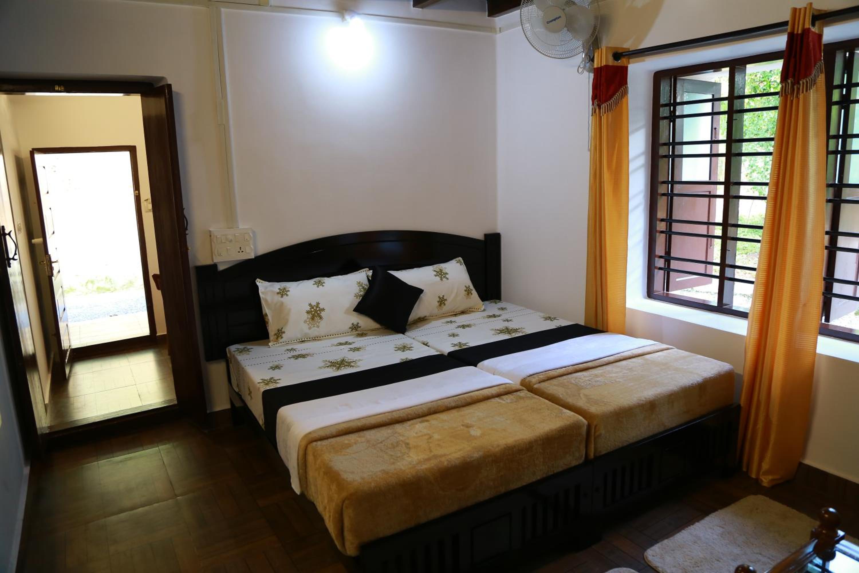 Deluxe Double Room (2 Adults + 1 Child) - Photo 1