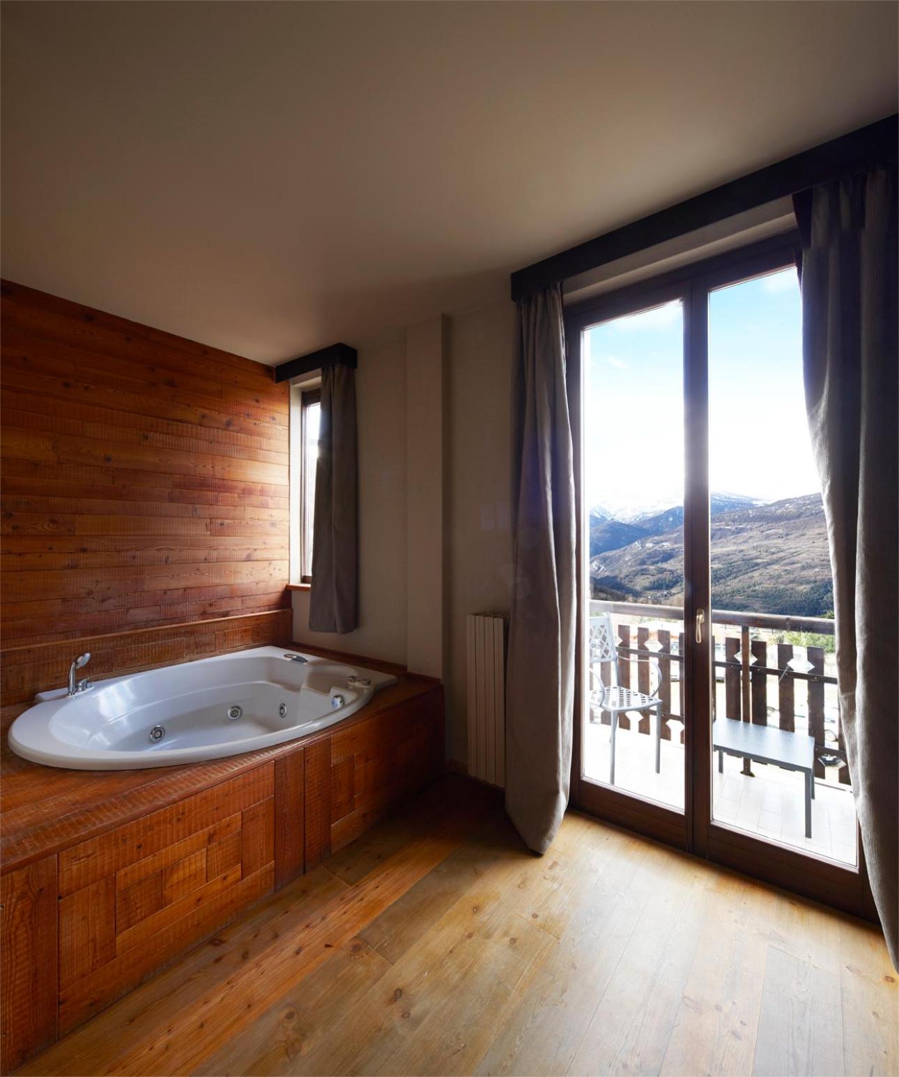 Deluxe Double Room with Spa Bath  photo 2