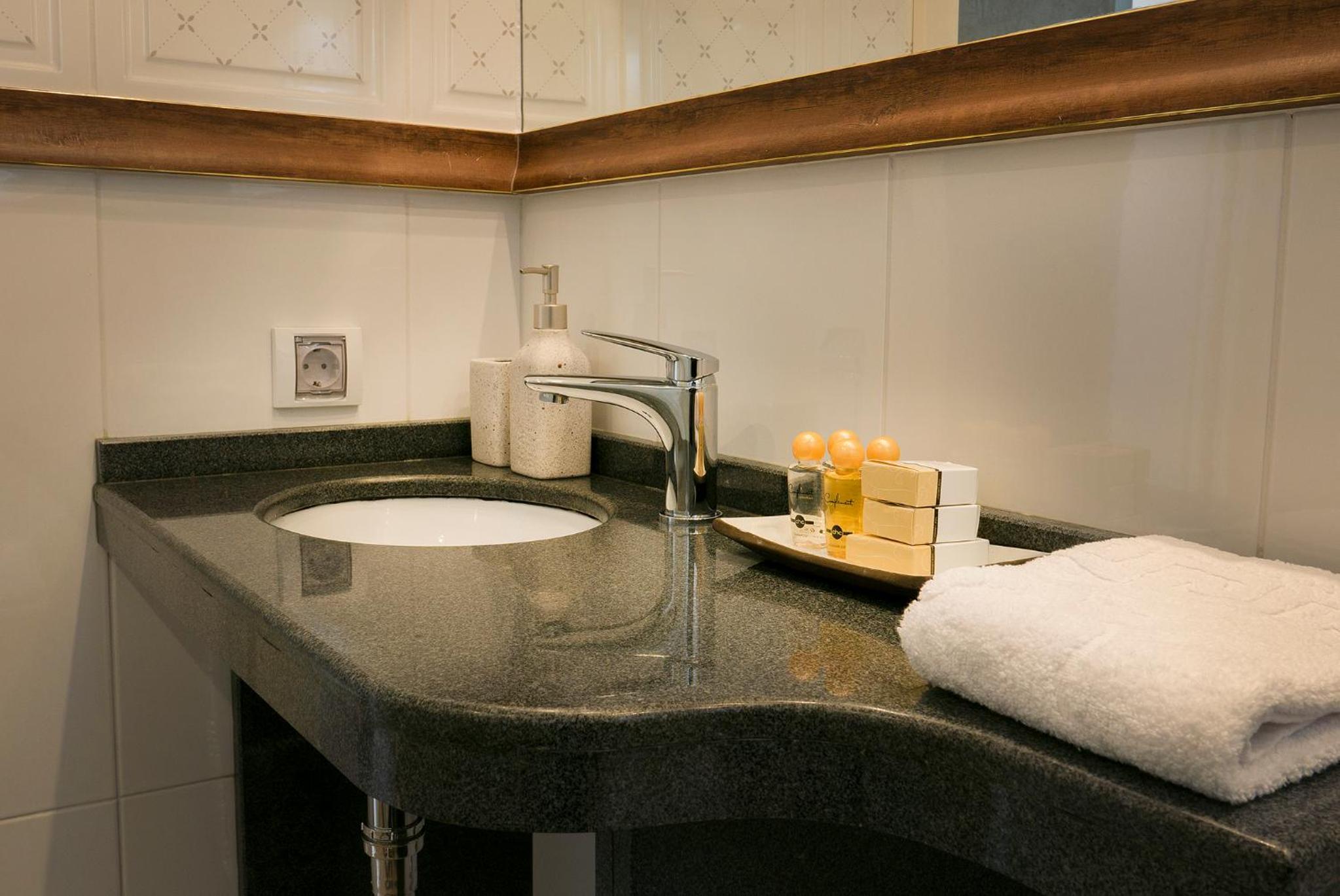 One-Bedroom Apartment with Balcony - Photo 13