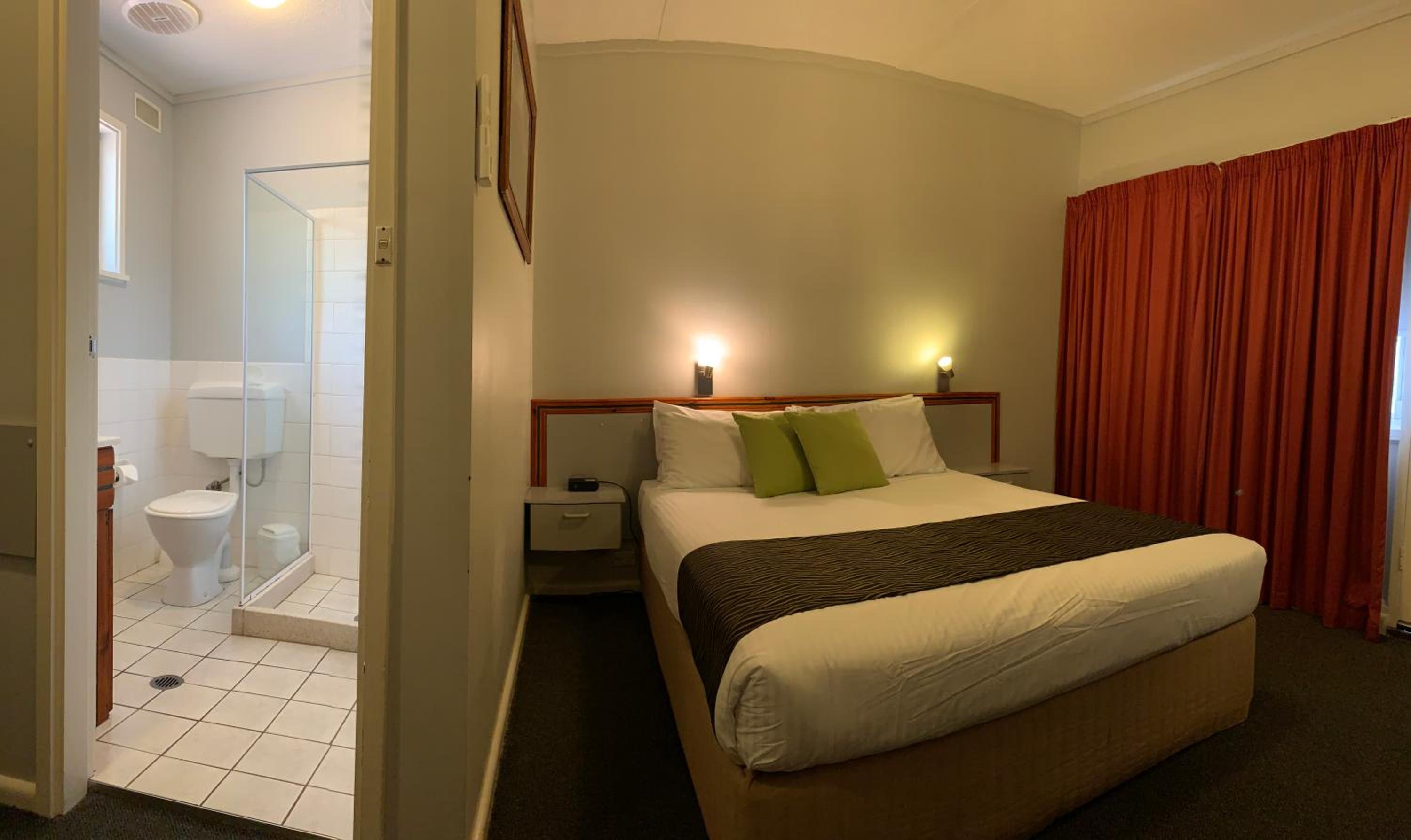 Deluxe Queen Room - Photo 9