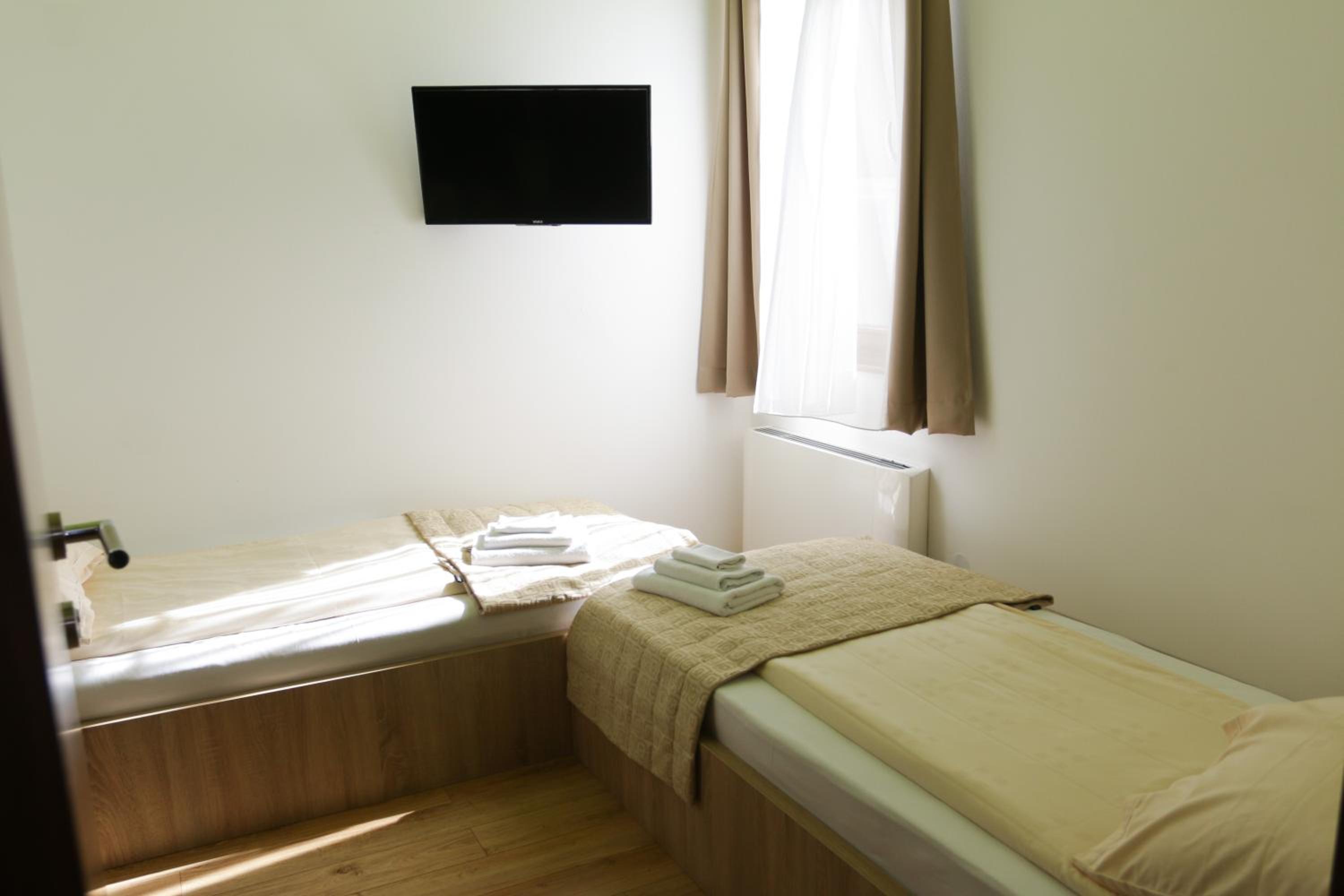 Budget Twin Room - Photo 2
