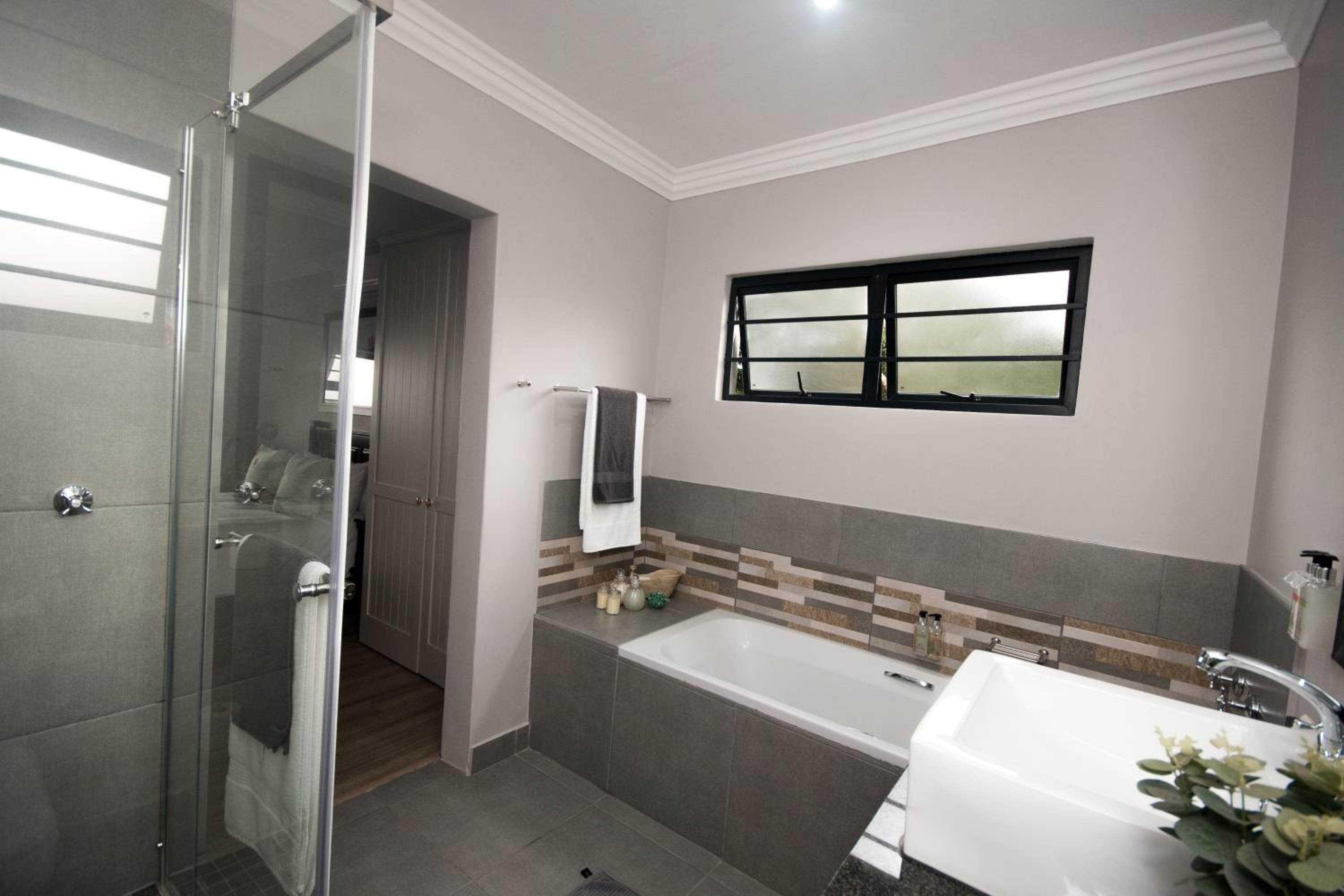 Luxury Suite - Photo 4