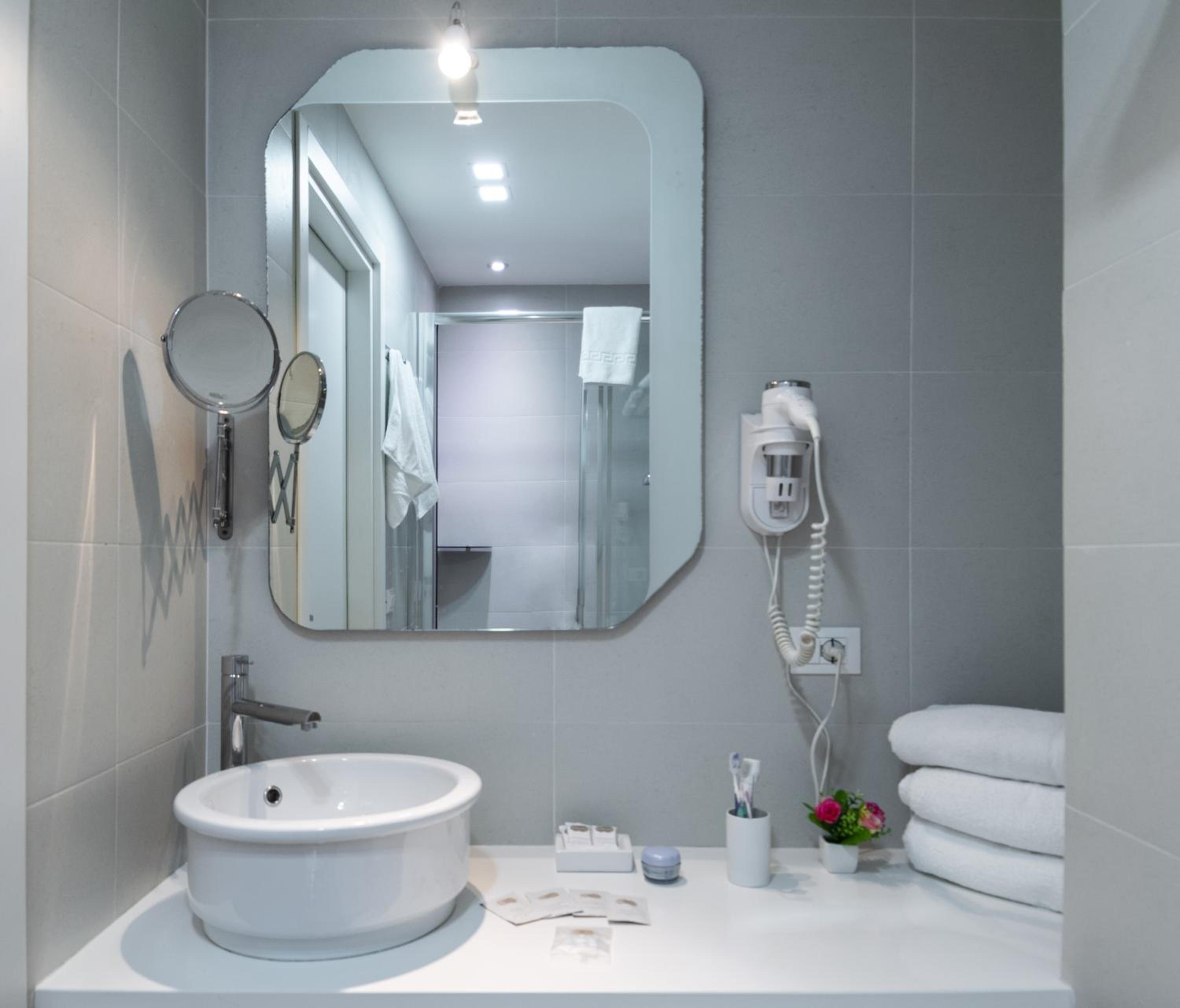Deluxe Quadruple Room - Photo 3