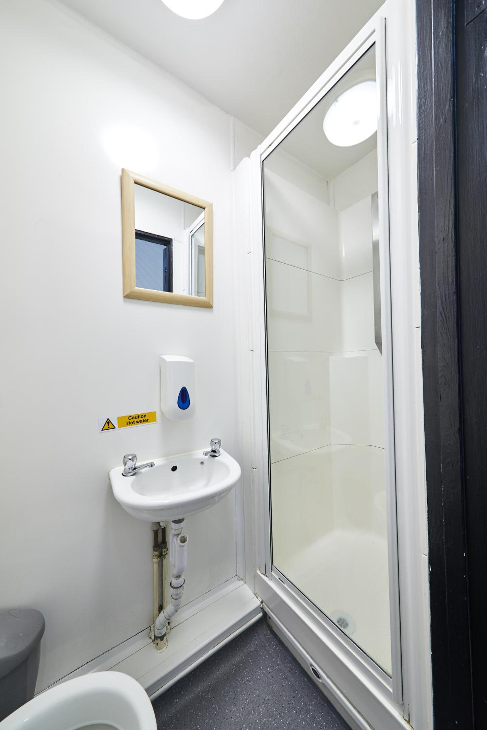 Bed in 9-Bed Mixed Dormitory Room with Shared Bathroom photo 3