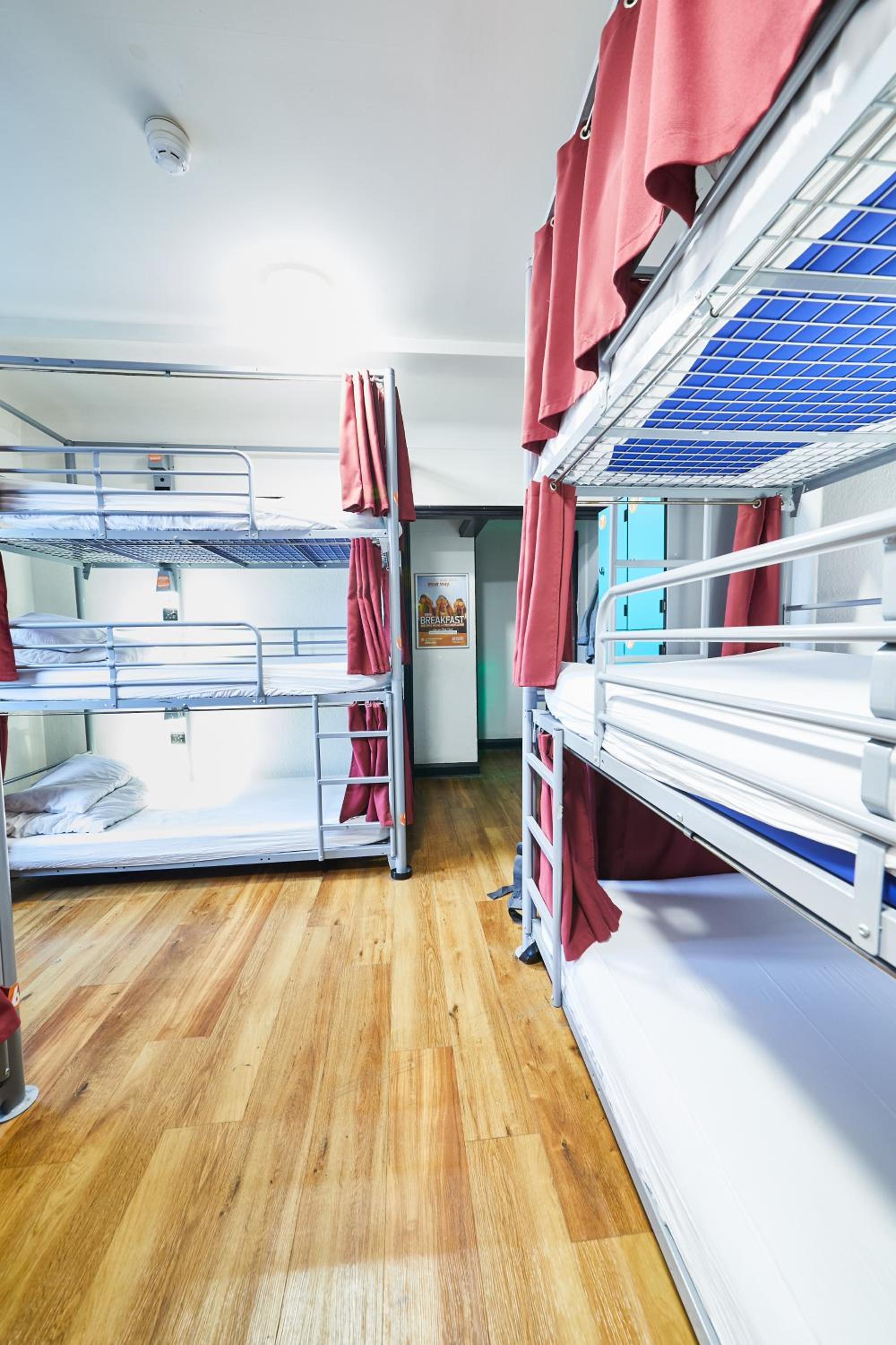 Bed in 9-Bed Female Ensuite Dormitory Room photo 3
