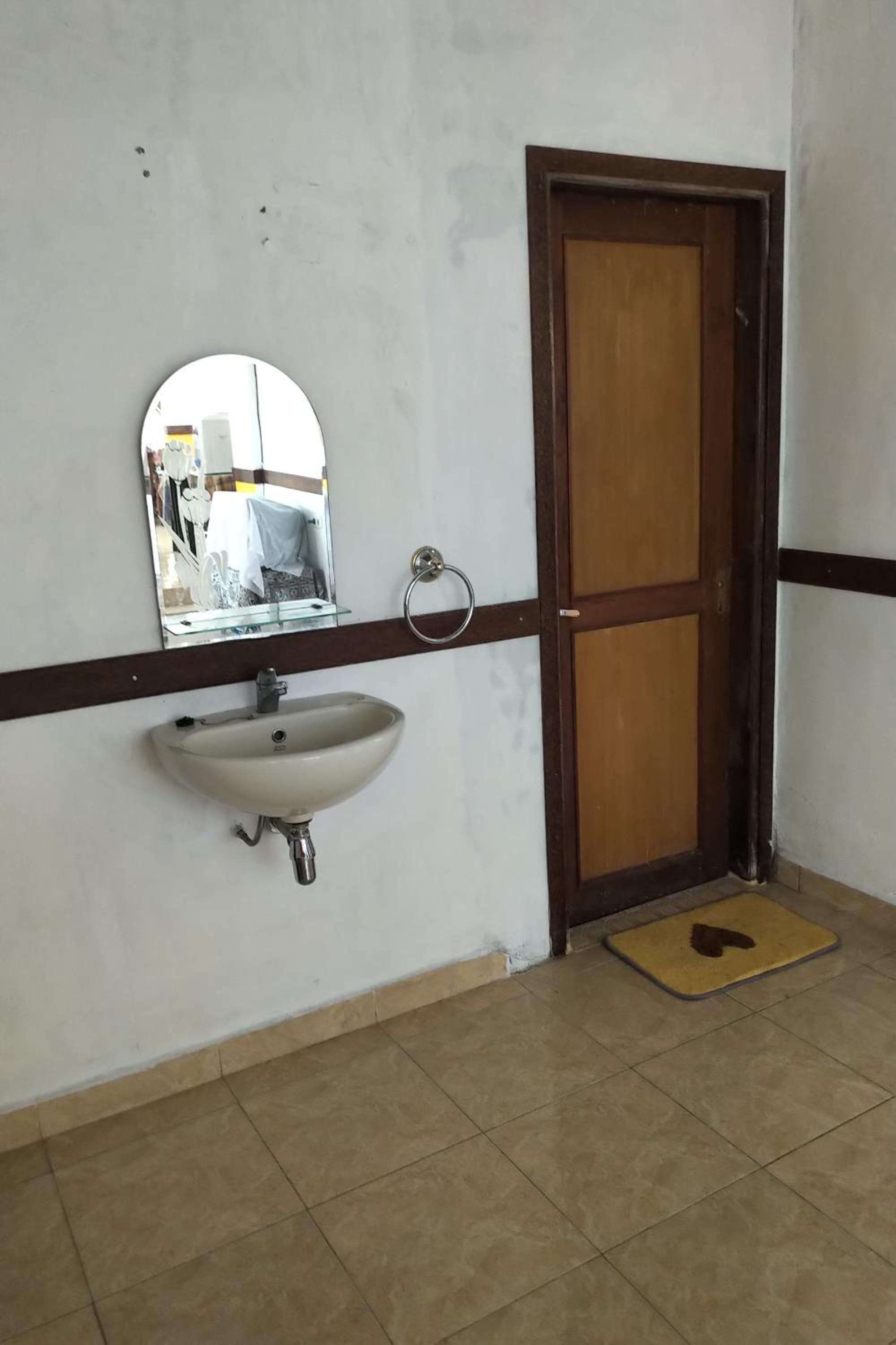 Family Room with Shared Bathroom photo 2