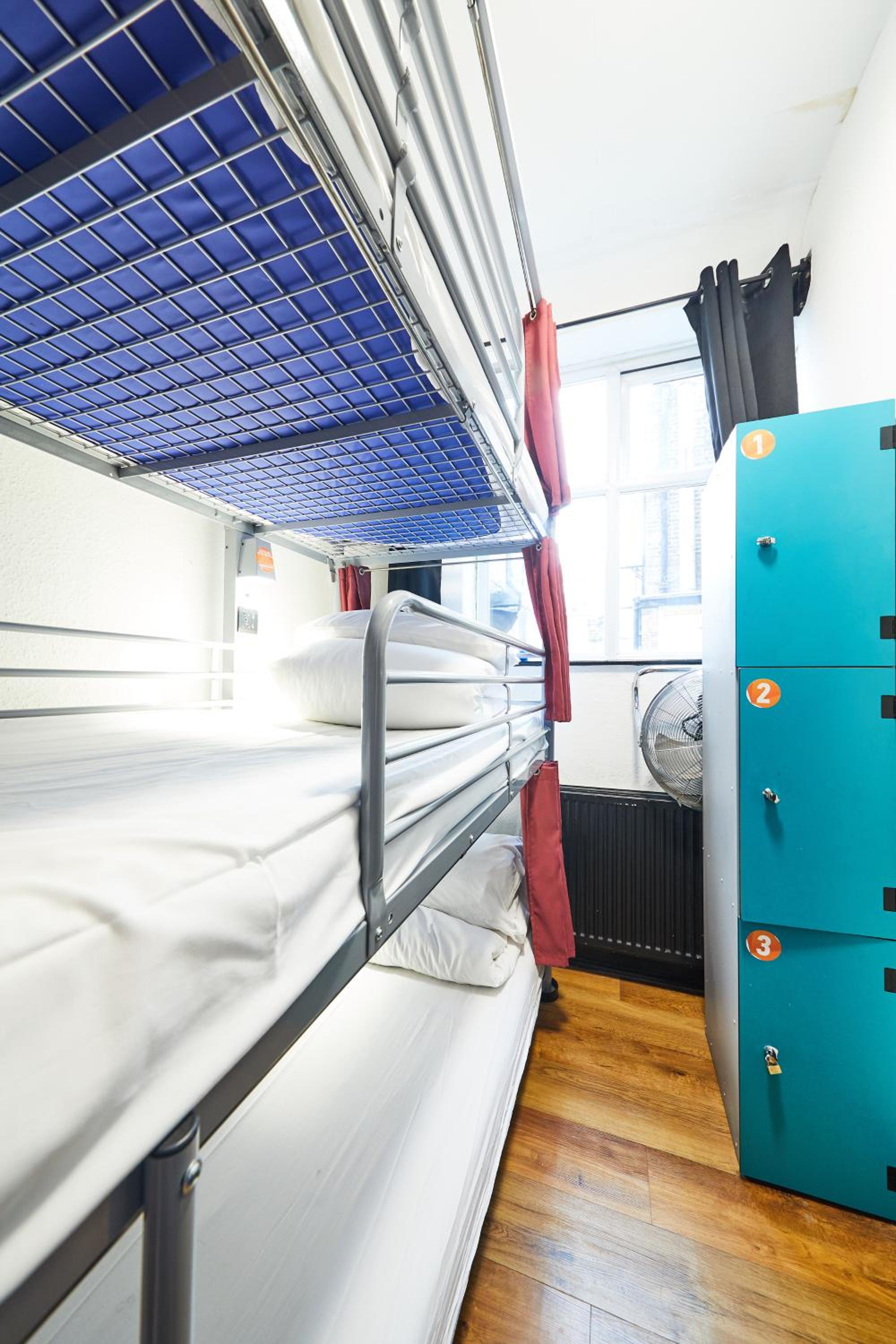 Bed in 12-Bed Mixed Dormitory Room with Shared Bathroom photo 2