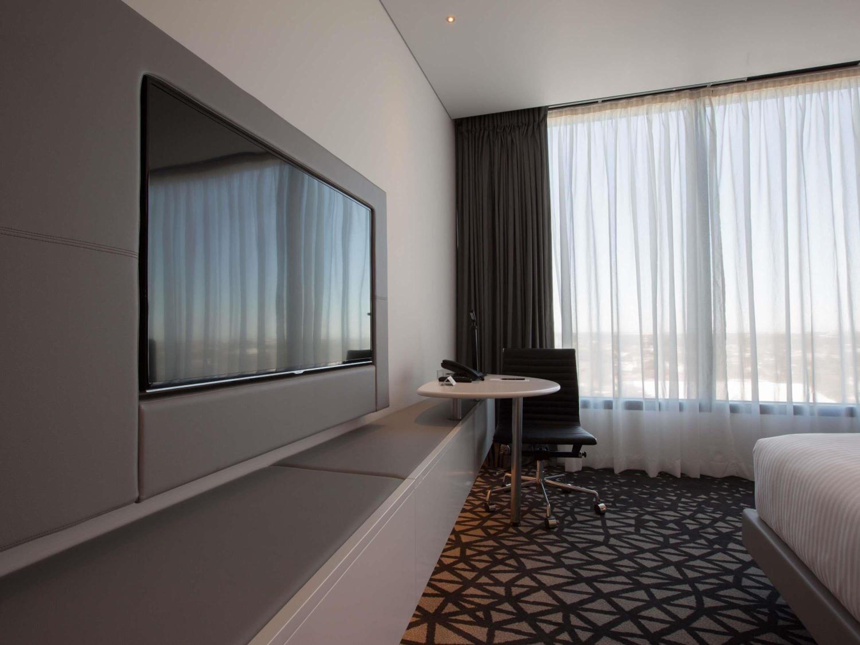 Deluxe Corner Room with King Bed