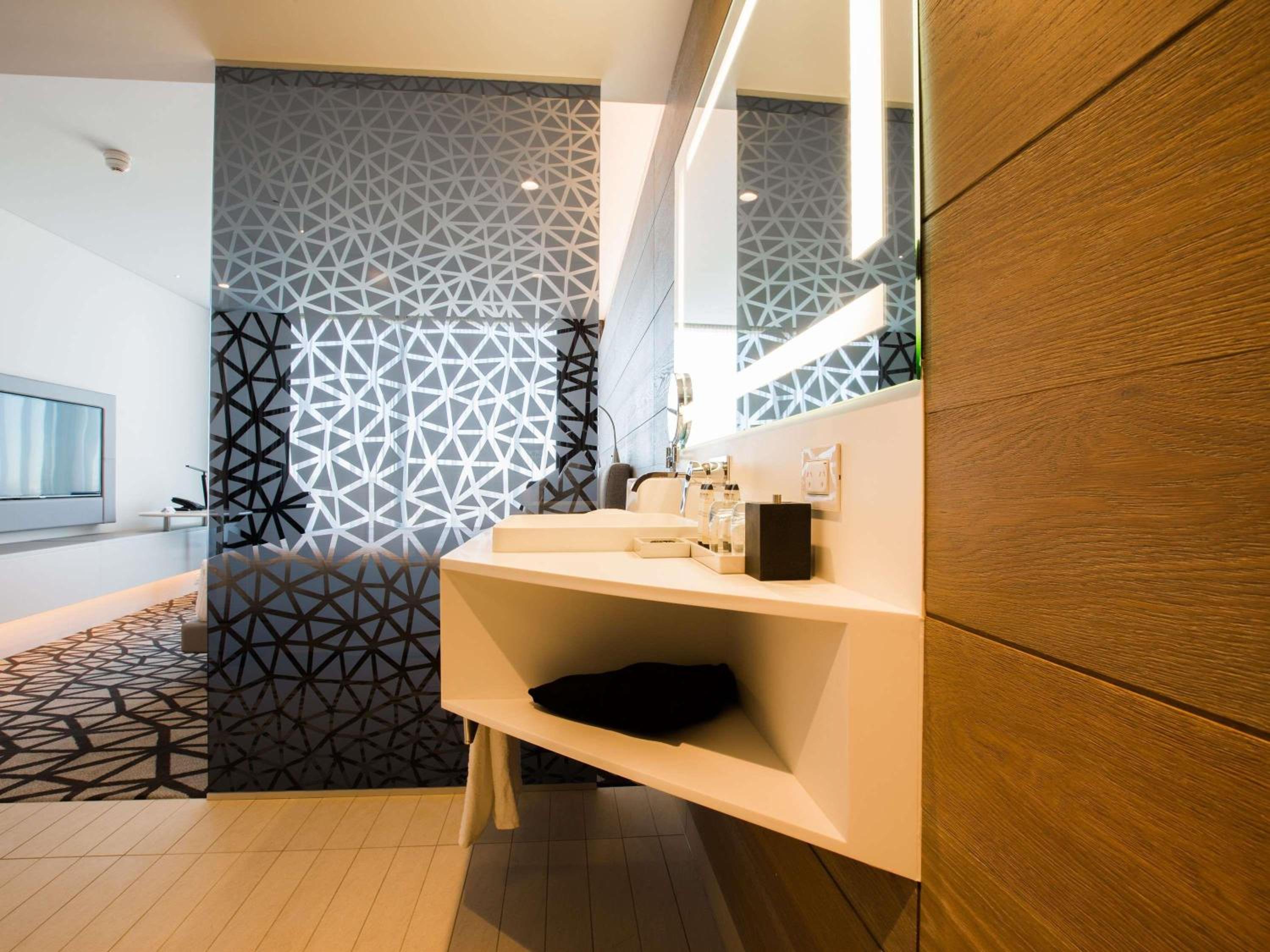 Deluxe Corner Room with King Bed