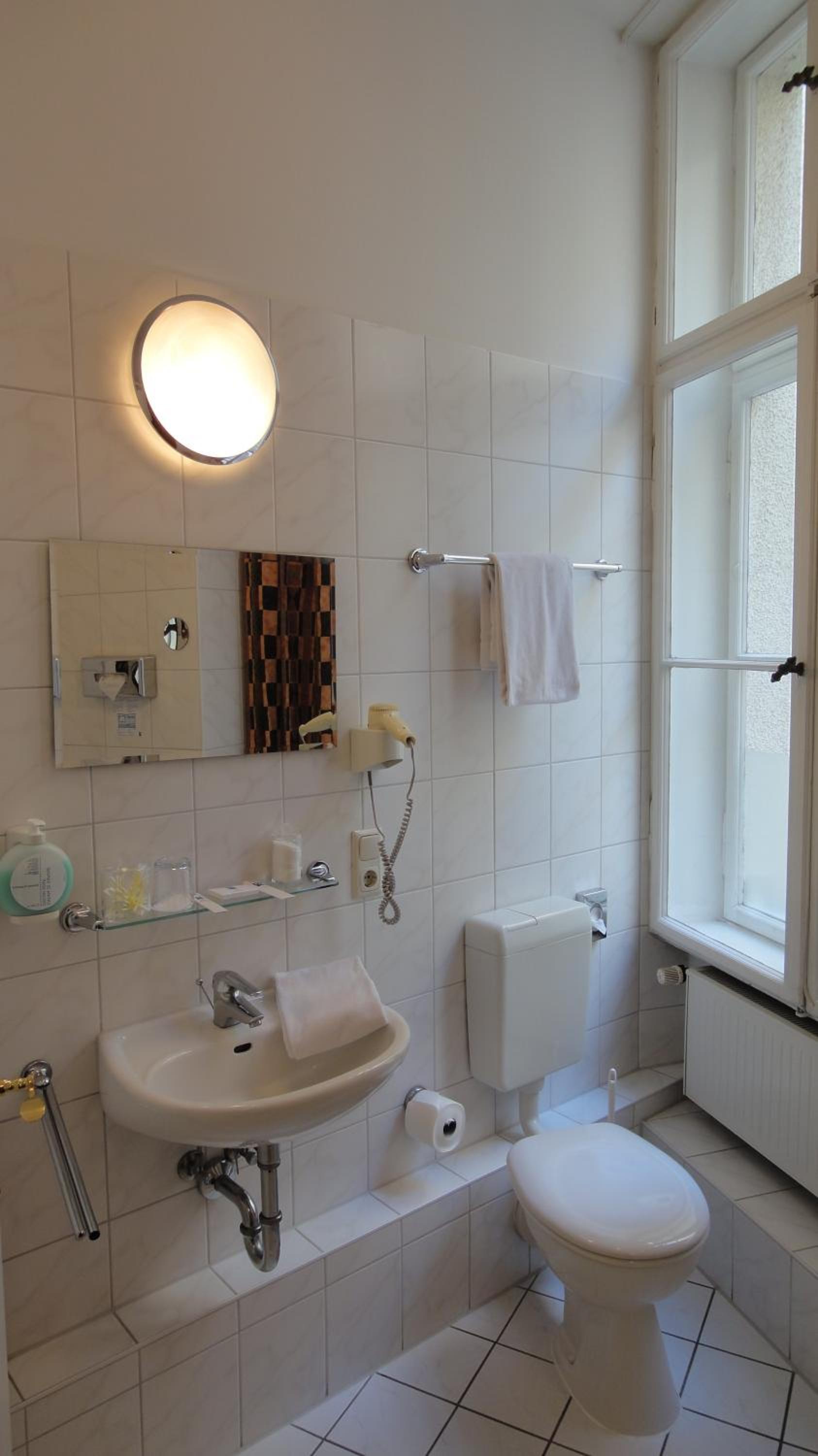 Standard Double Room - Photo 3