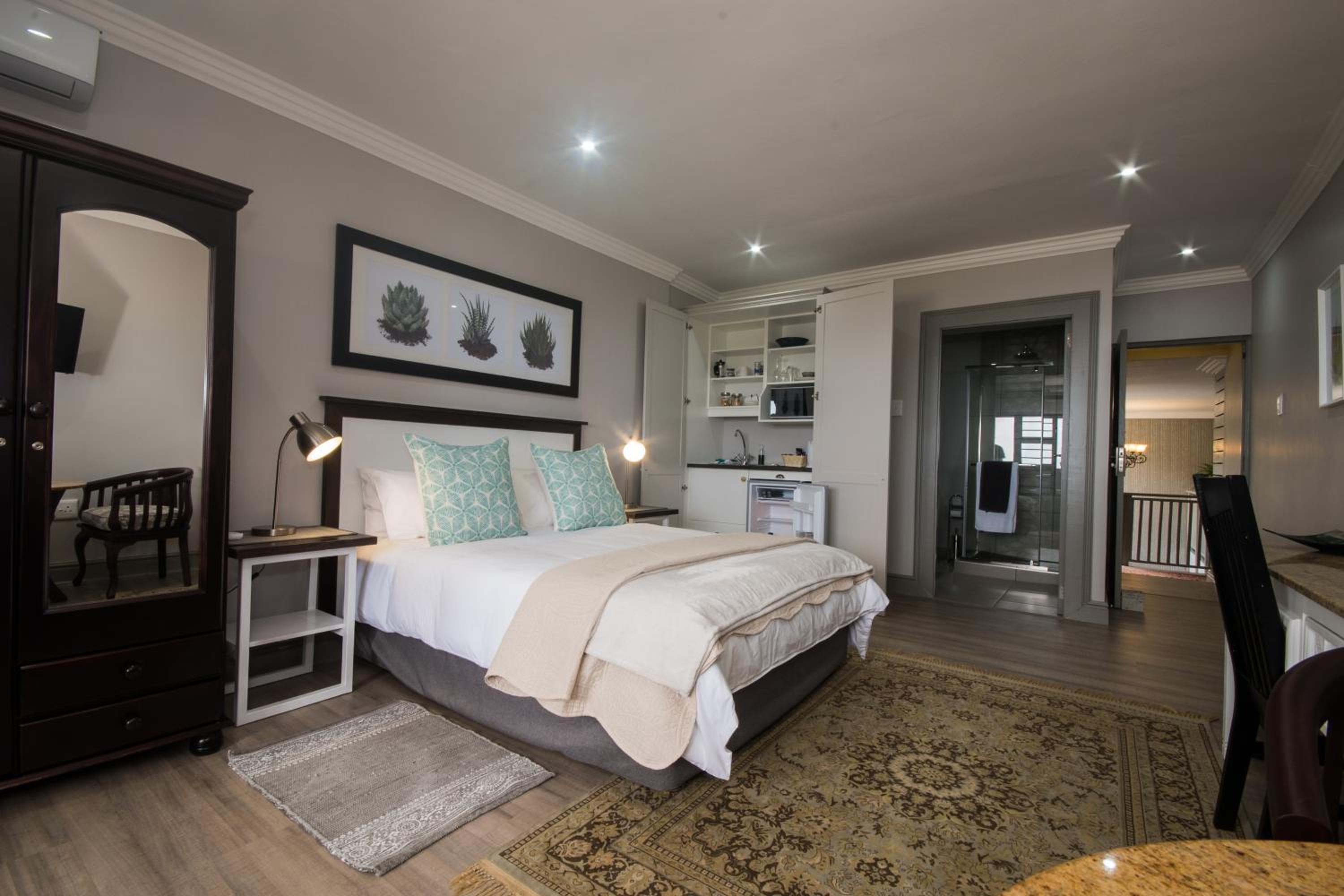 Luxury Suite - Photo 7