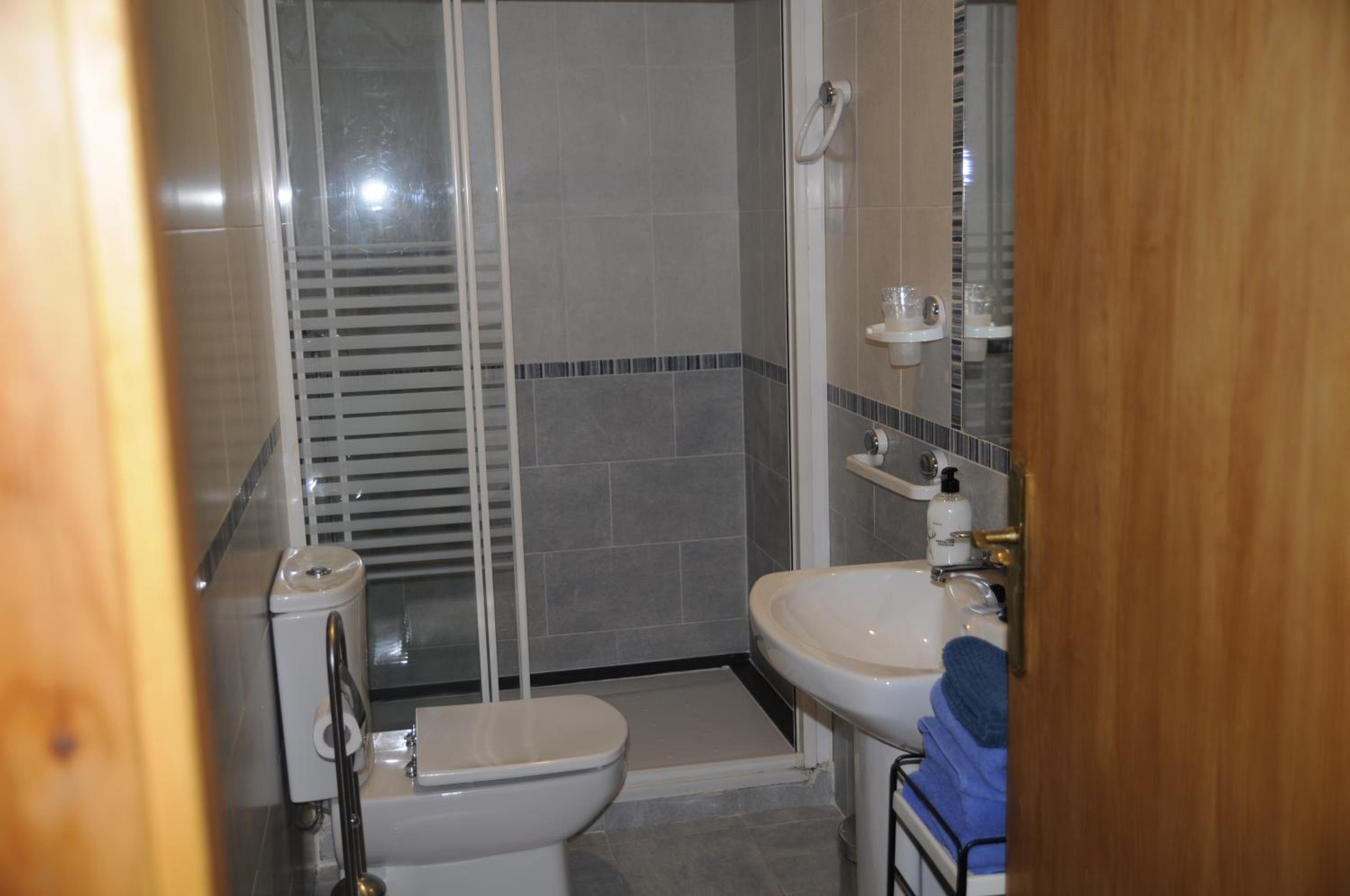 Double or Twin Room - Photo 4
