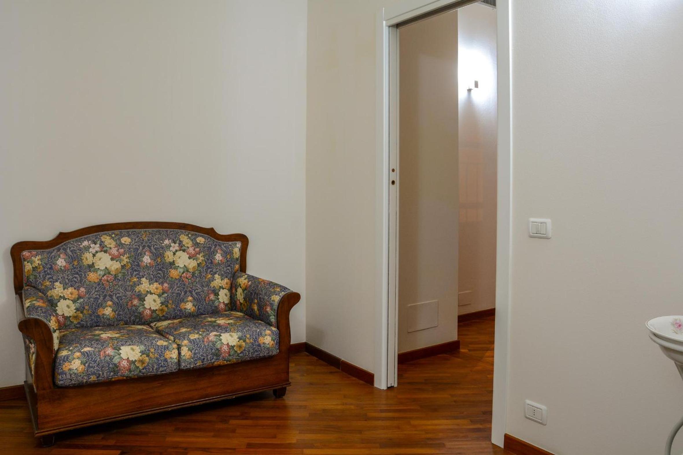King Room with Spa Bath - Photo 3