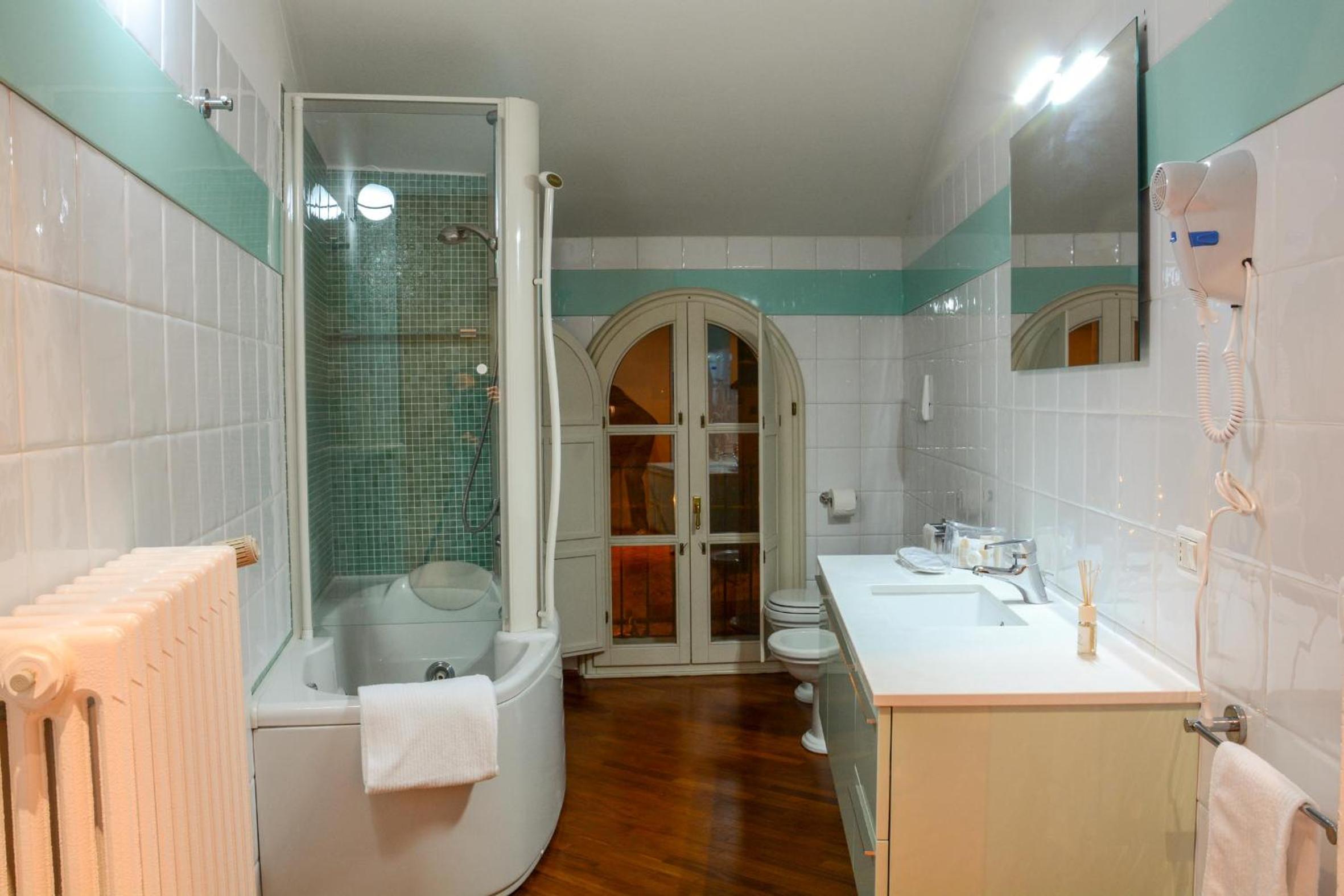 King Room with Spa Bath - Photo 5