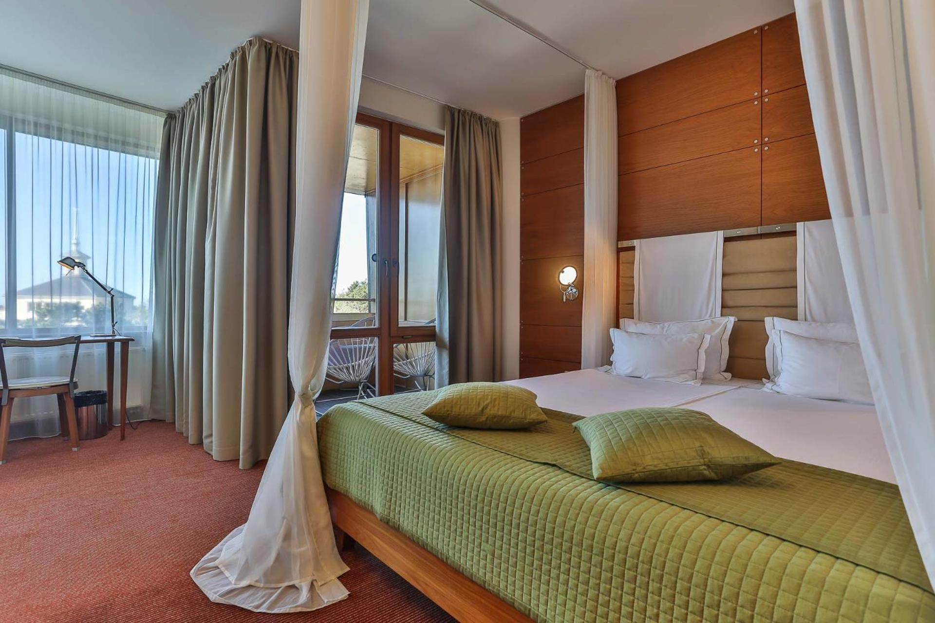 Deluxe Suite with Spa Access - Building Luxury - Photo 3