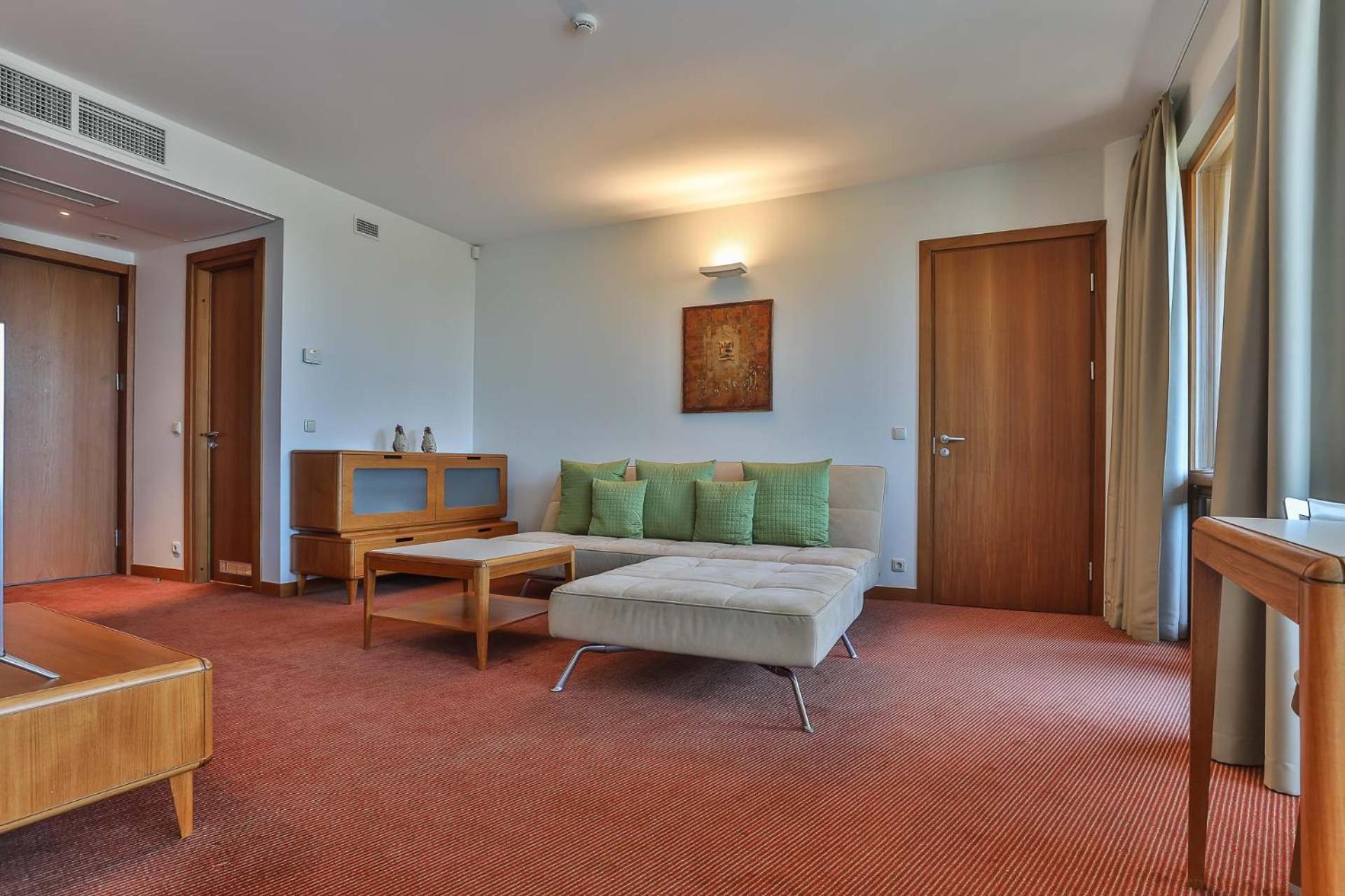 Deluxe Suite with Spa Access - Building Luxury - Photo 5