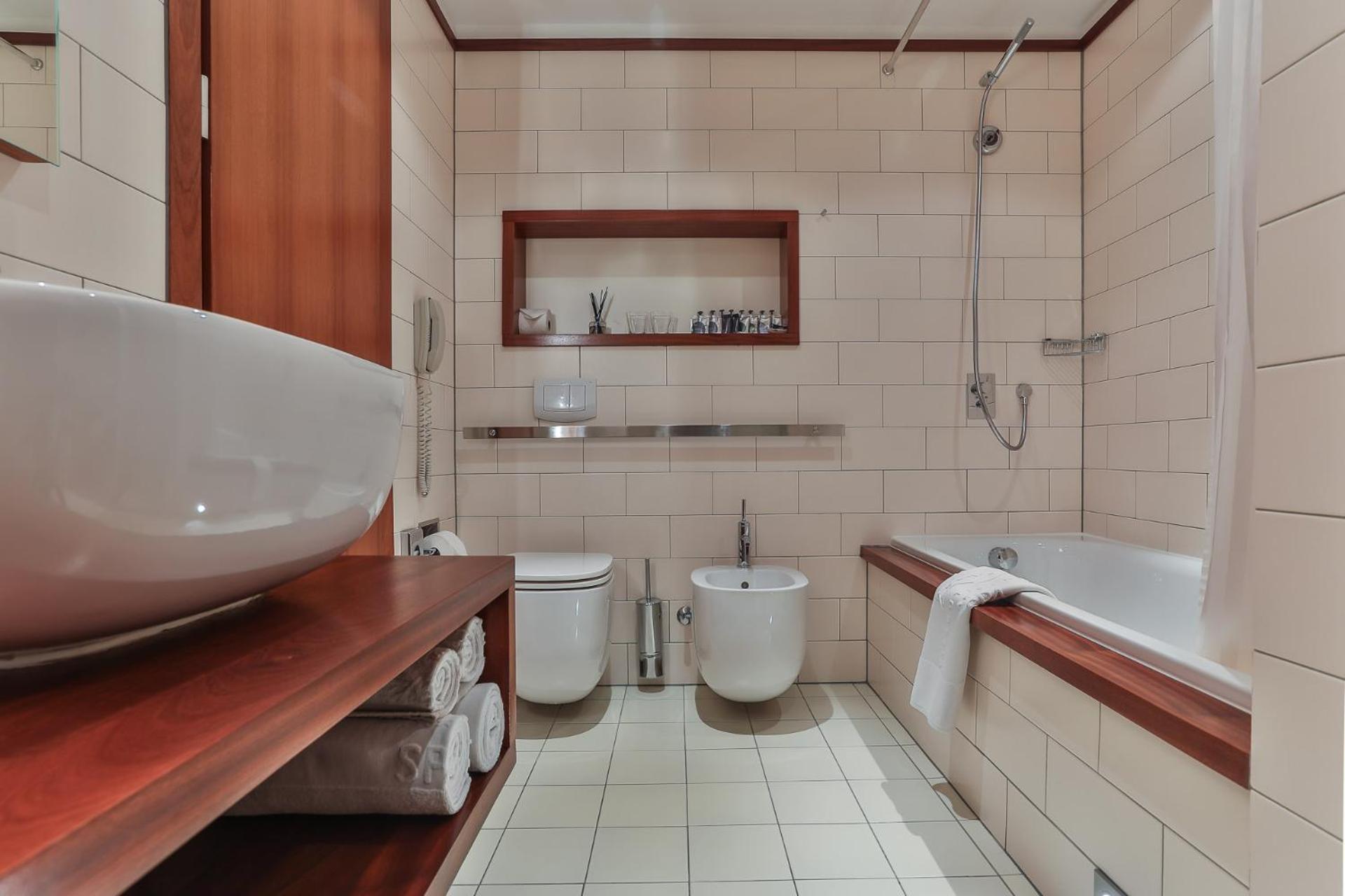 Deluxe Suite with Spa Access - Building Luxury - Photo 6