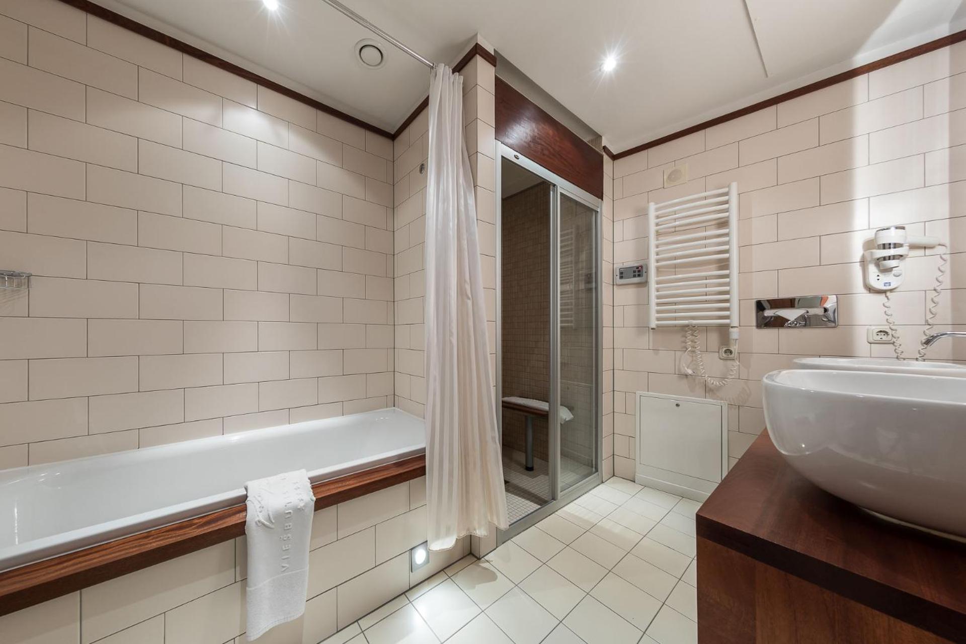 Deluxe Suite with Spa Access - Building Luxury - Photo 7