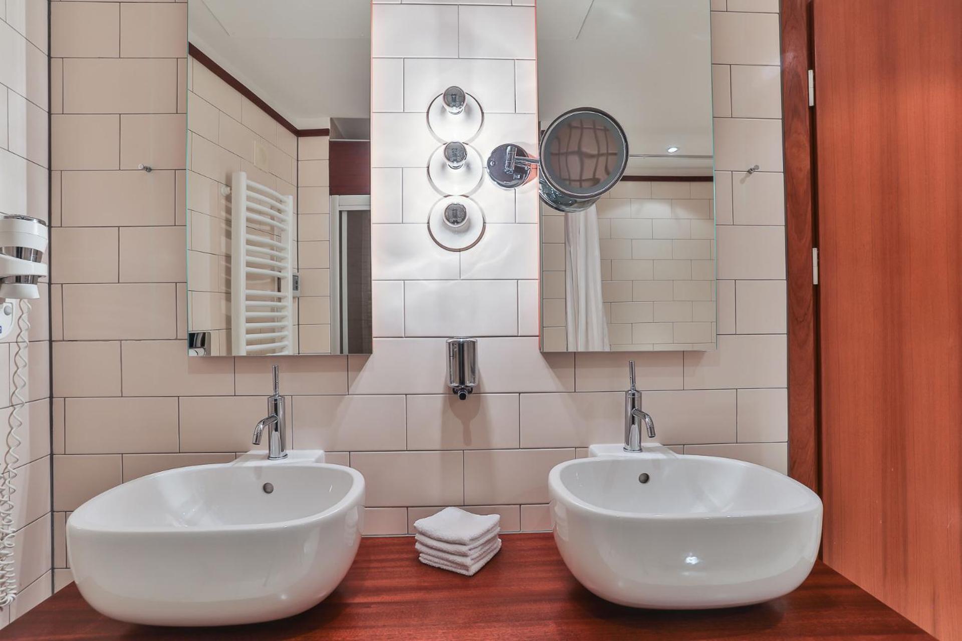 Deluxe Suite with Spa Access - Building Luxury - Photo 8