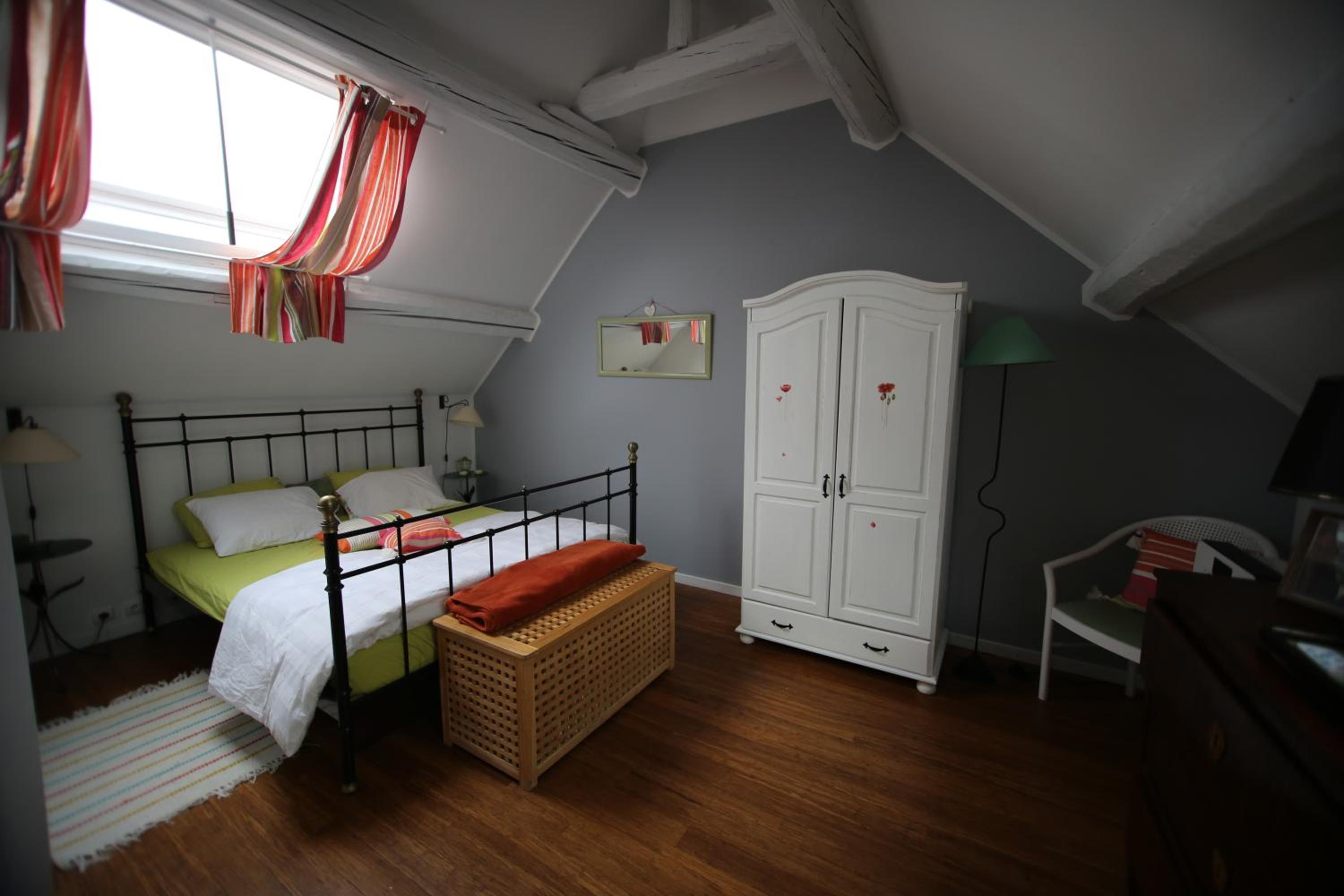Deluxe Double Room with Bath - Photo 7
