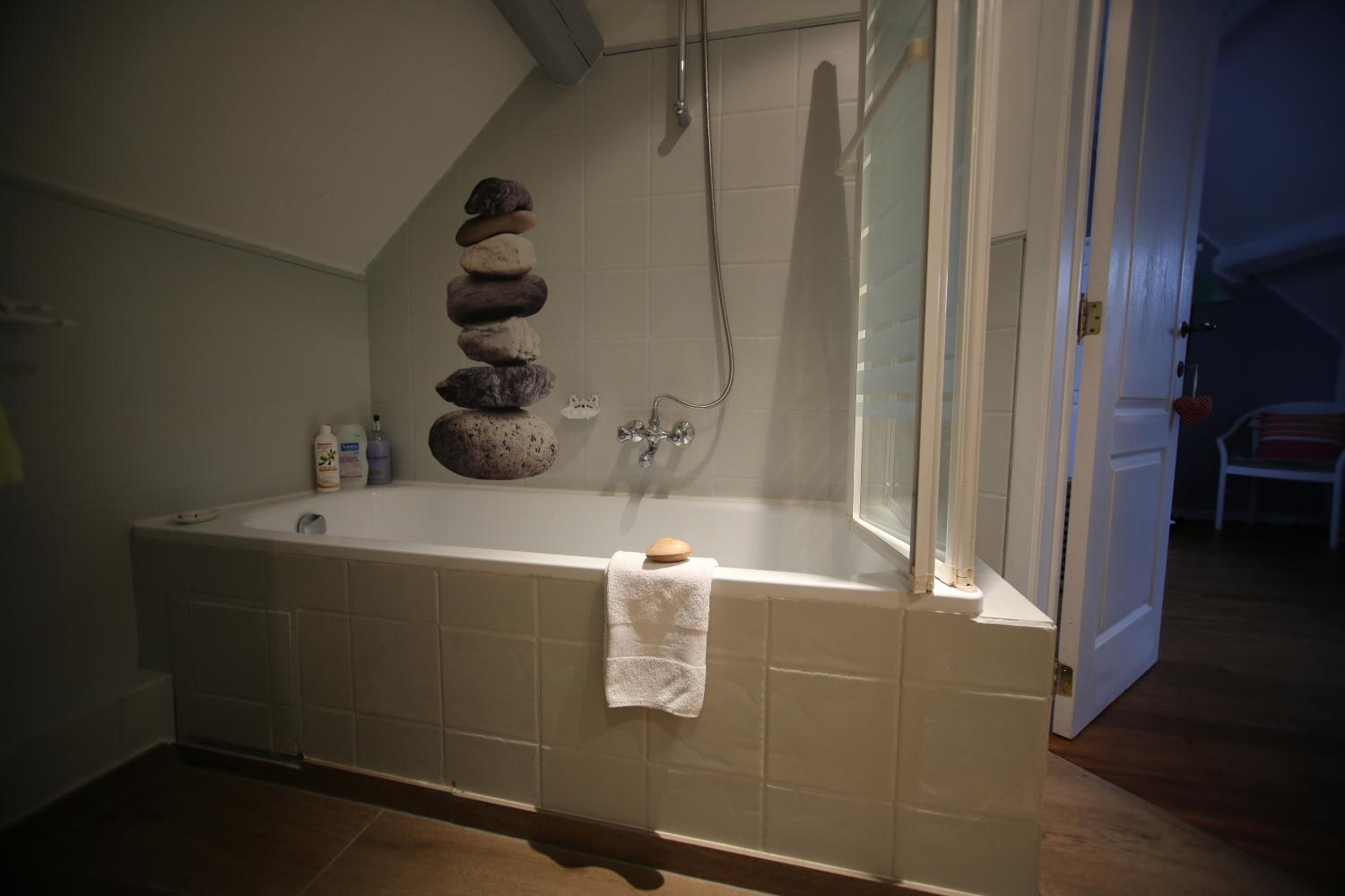 Deluxe Double Room with Bath - Photo 8