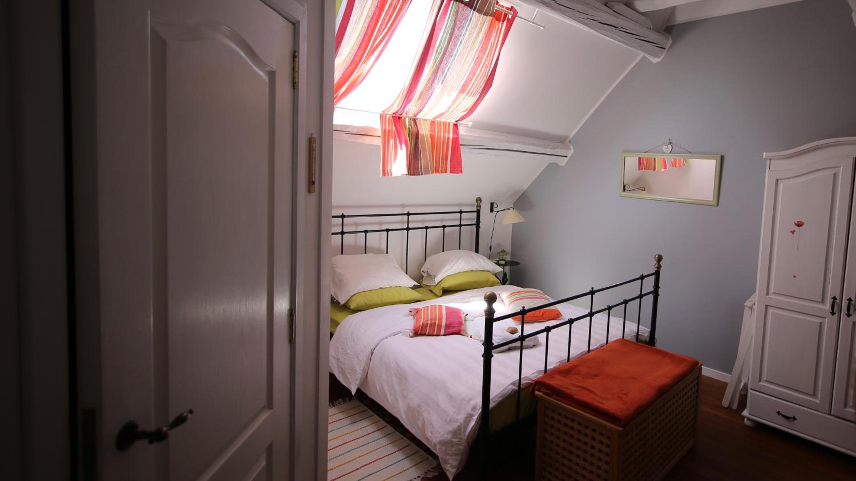 Deluxe Double Room with Bath - Photo 2