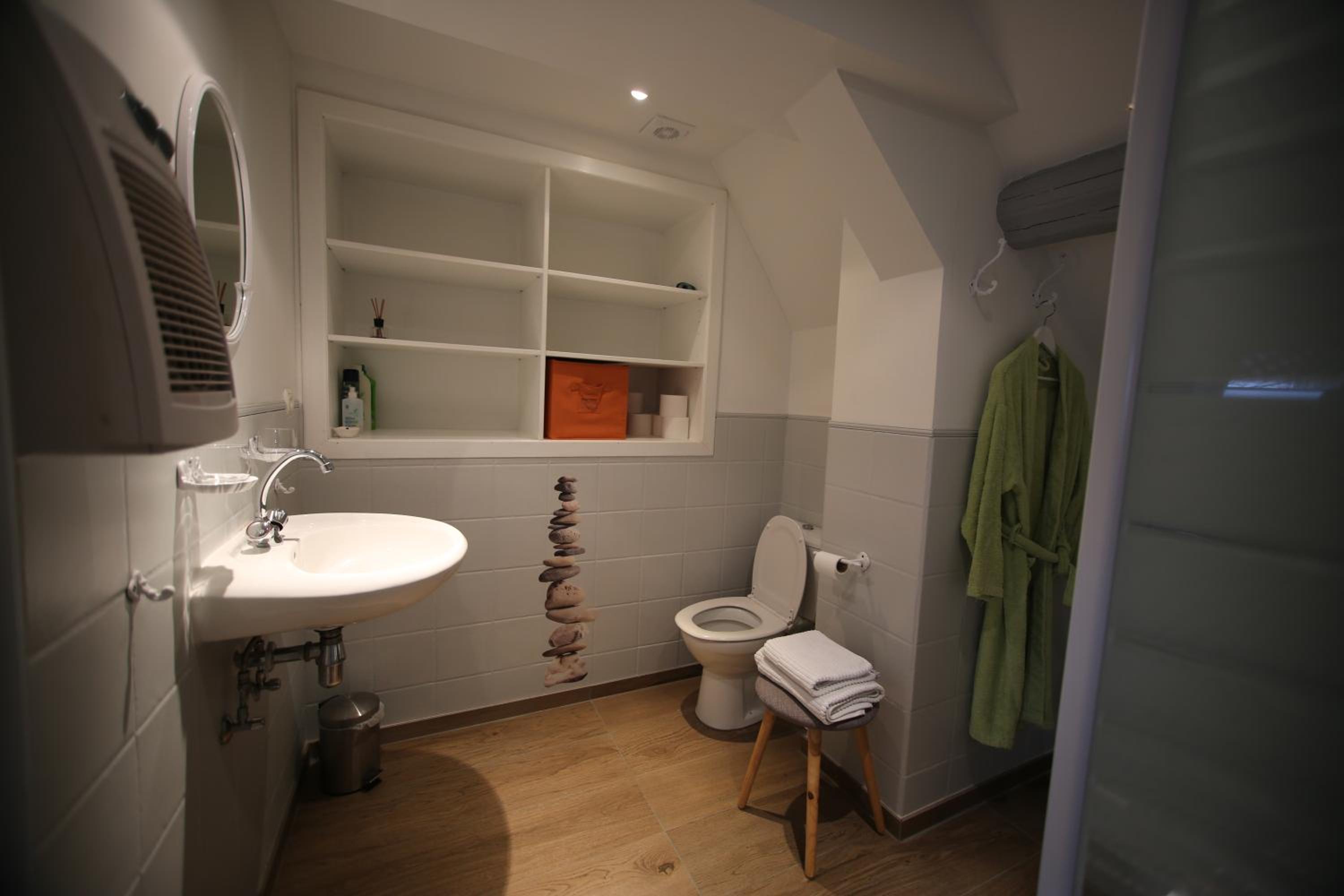 Deluxe Double Room with Bath - Photo 3