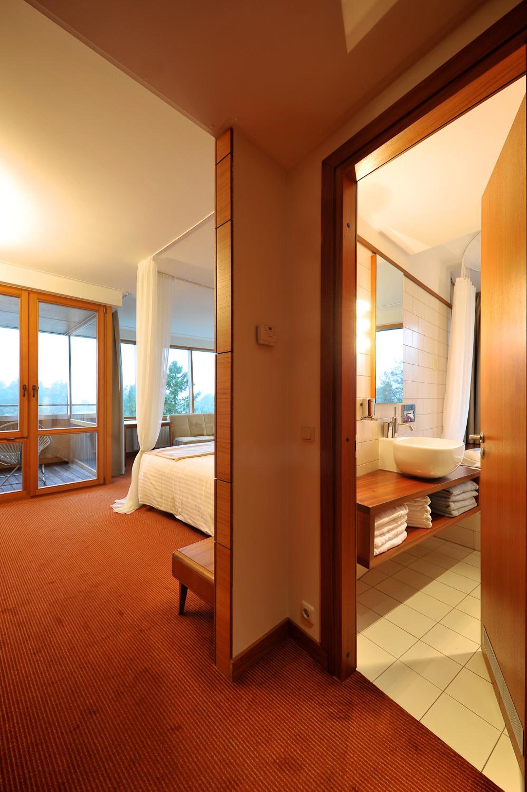 Junior Suite with Spa Access - Building Luxury - Photo 4