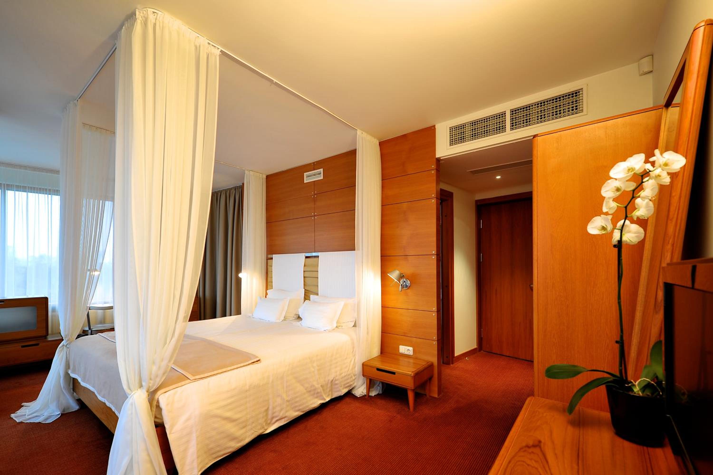 Junior Suite with Spa Access - Building Luxury - Photo 1