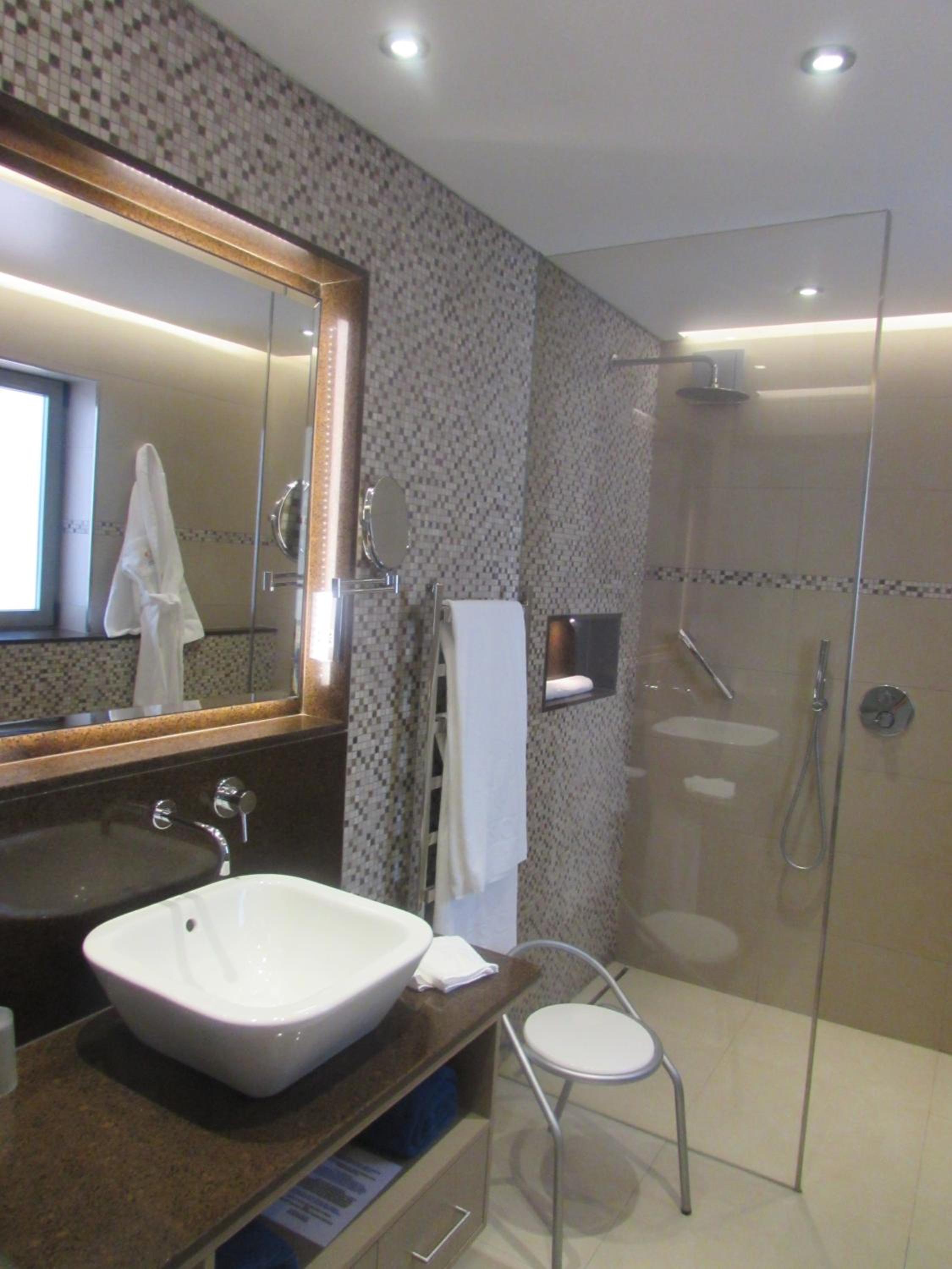 One-Bedroom Apartment S